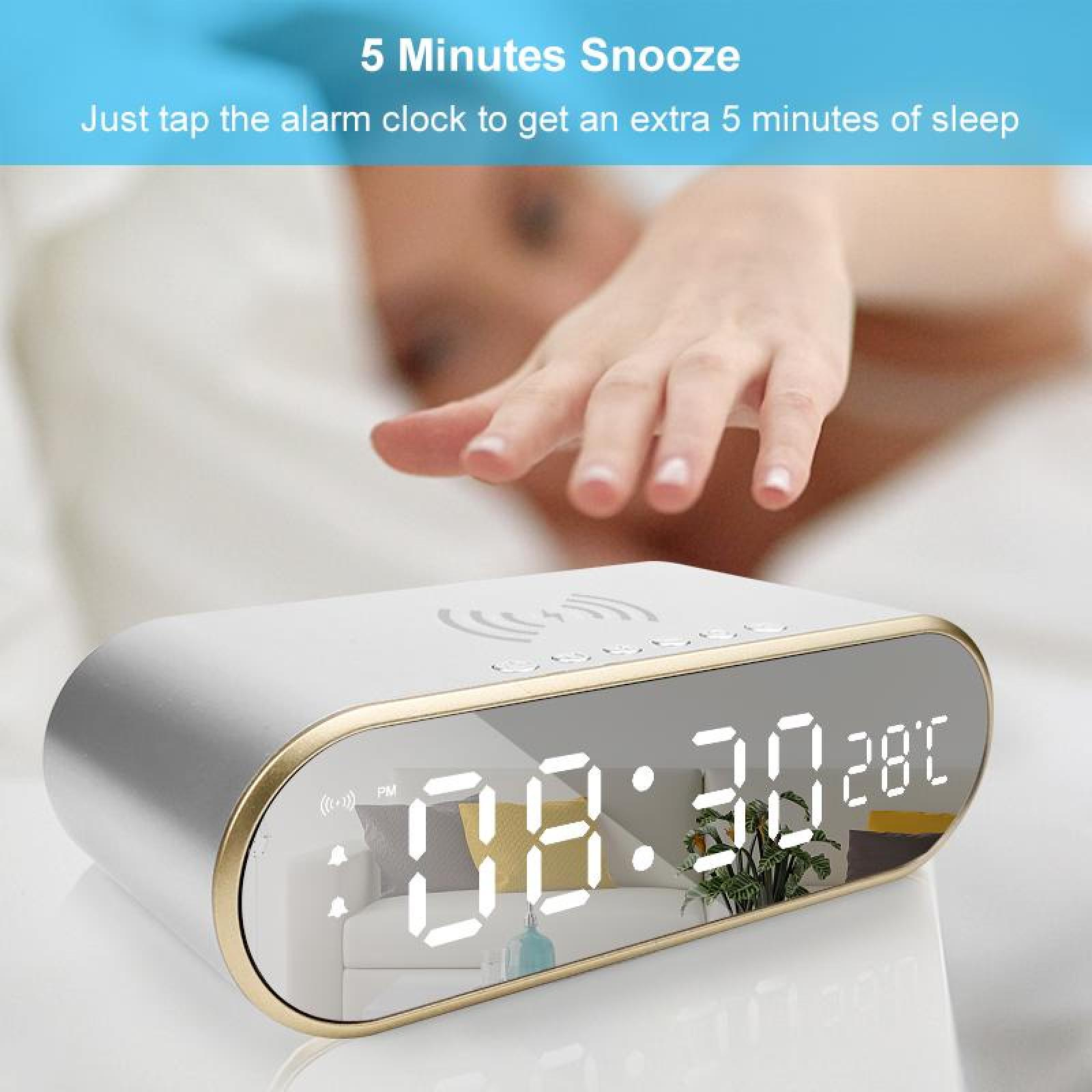 Ein Wecker zeigt 08:30 und 28C an. Eine Hand greift danach. Der Hintergrund zeigt ein Bett und die Worte '5 Minuten Schlummern'.