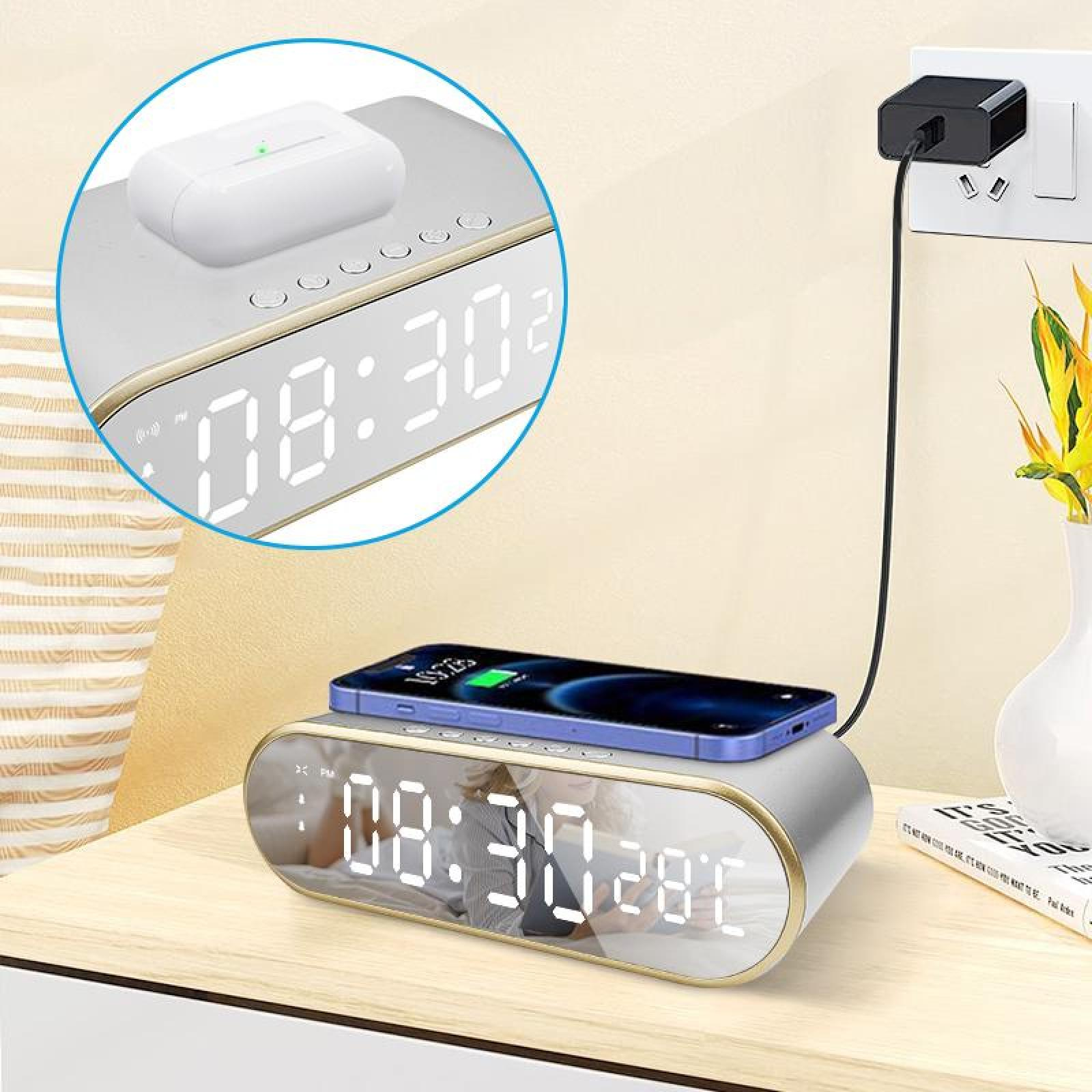 Uhr mit Telefon darauf, weiße Ohrhörer und ein Wandladegerät. Die Uhrzeit ist 08:30 Uhr. Rechts steht eine Vase mit Blumen.