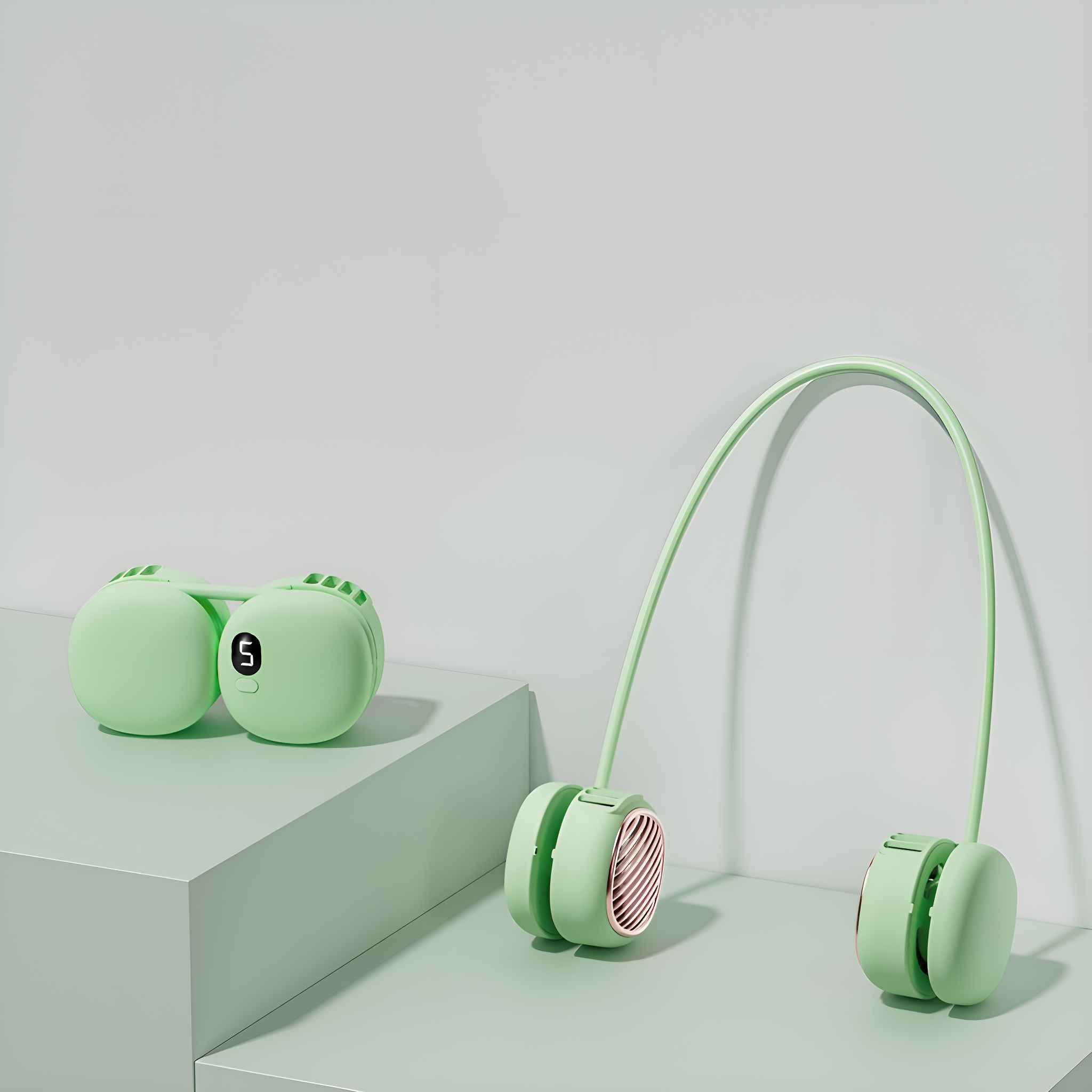 Ein mintgrüner Nackenventilator steht auf einer mintgrünen Oberfläche. Er hat eine Digitalanzeige. Der Hintergrund ist ein Gradient aus Mintgrün und Weiß.