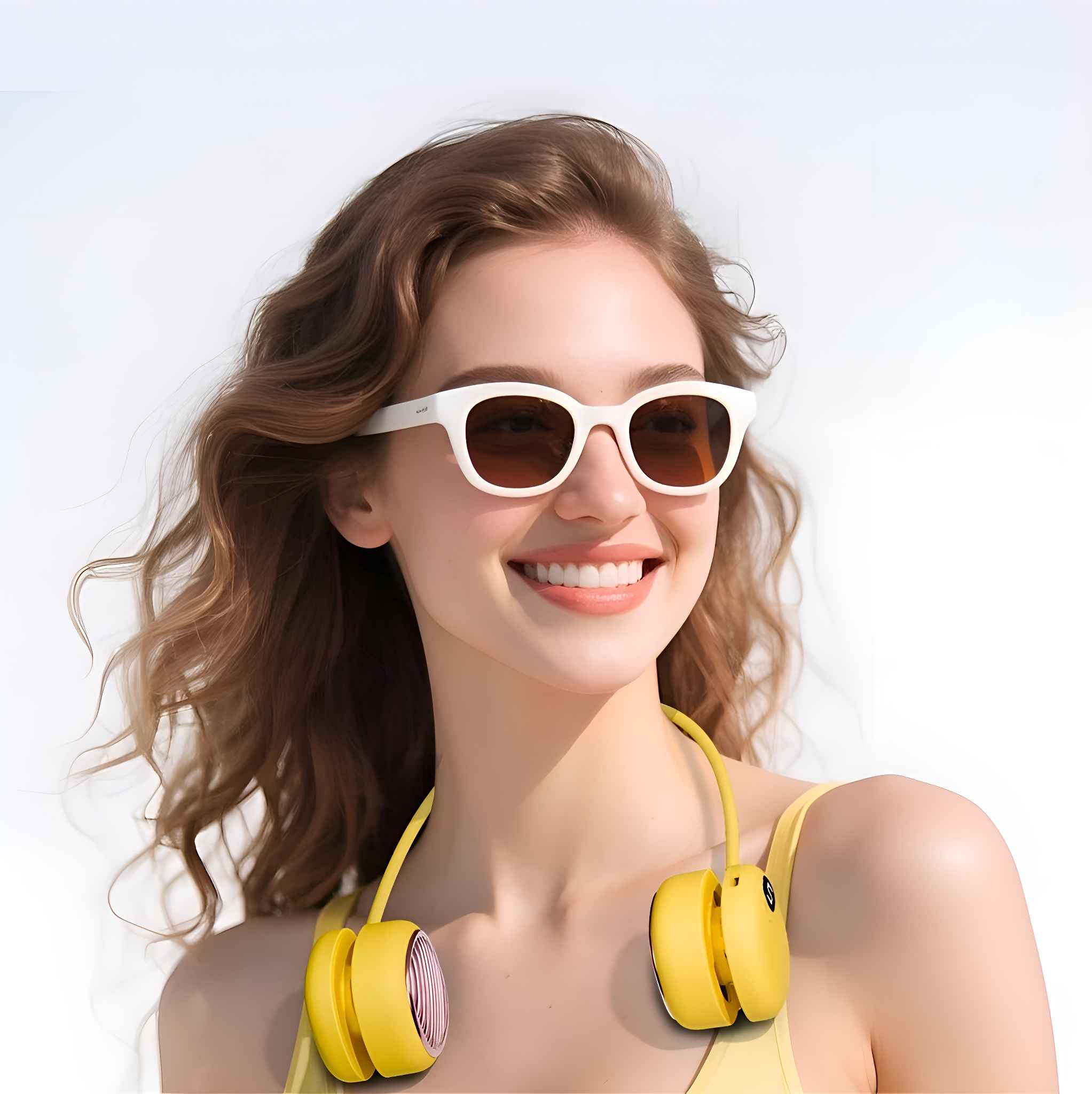 Frau mit Sonnenbrille und gelbem Nackenfächer, lächelnd. Weißer Hintergrund.