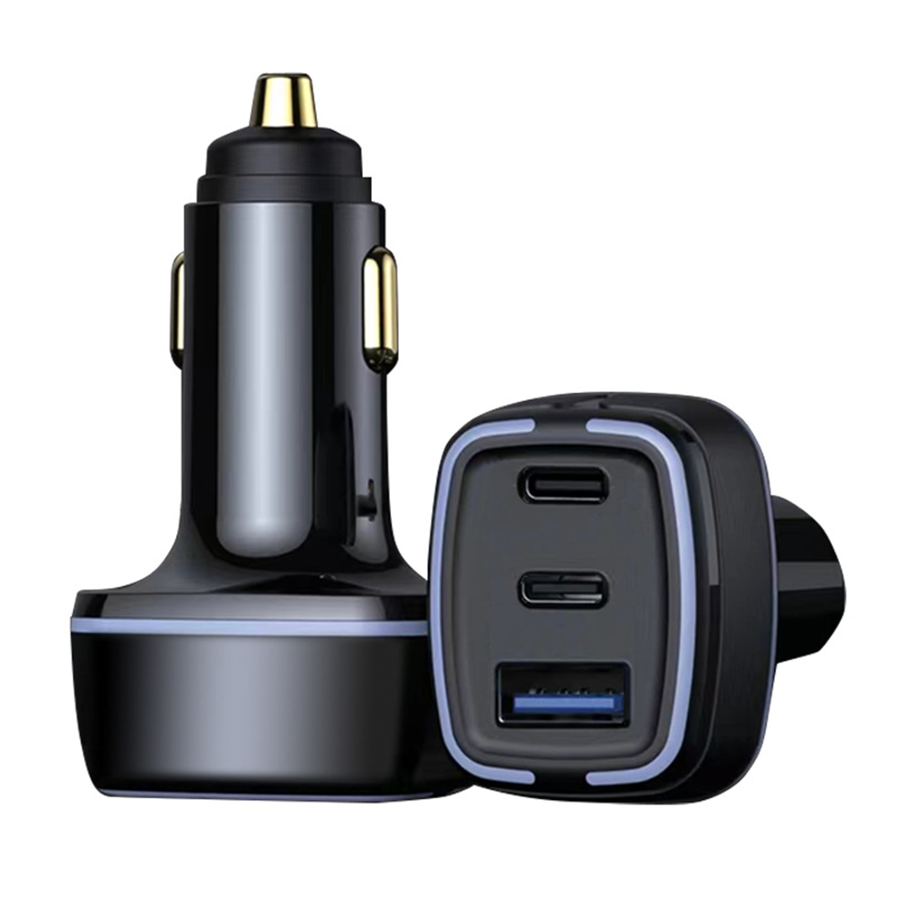 Ein schwarzes Autoladegerät, bestehend aus zwei Teilen. Einer ist zylindrisch, der andere hat USB-Anschlüsse. Beide haben goldene Akzente.