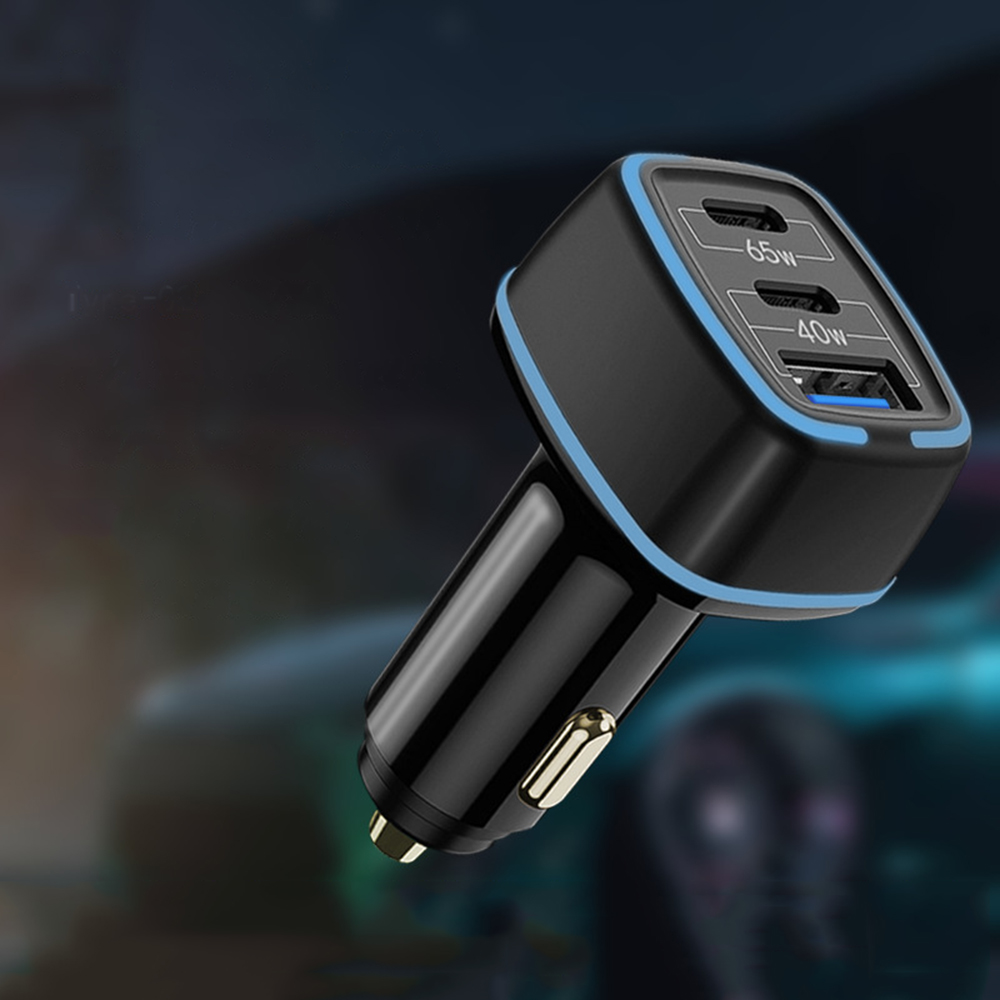 Schwarzes Autoladegerät mit blauen Akzenten und USB-Anschlüssen. Es hat 65W und 40W Etiketten. Der Hintergrund ist verschwommen.
