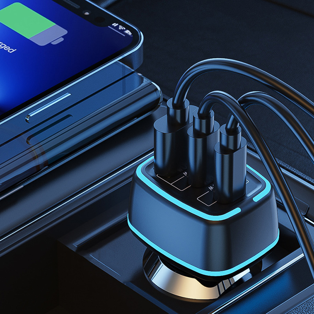 Ein Smartphone wird an einem Autoladegerät aufgeladen. Das Ladegerät ist schwarz mit blauen Lichtern und mehreren USB-Anschlüssen. Kabel sind angeschlossen.