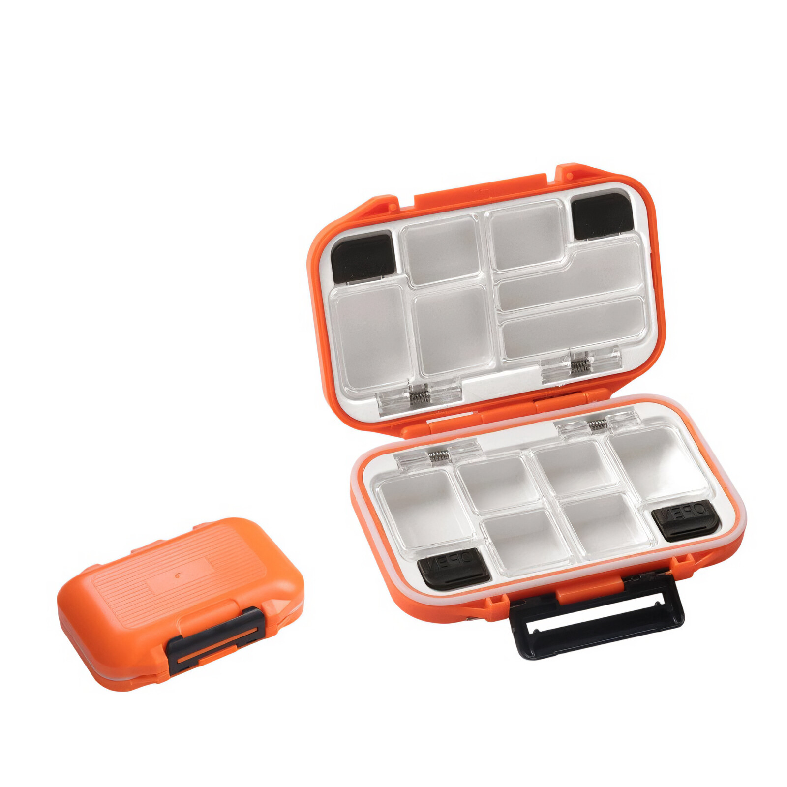 Zwei orangefarbene Tackle-Boxen werden gezeigt, eine offen und eine geschlossen. Die offene Box zeigt Fächer. Beide haben schwarze Verschlüsse.