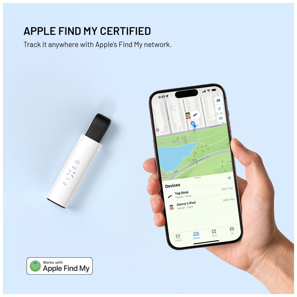 Ein iPhone zeigt eine Karte mit einem Standort und einem Gerät. Links ein weißes Ortungsgerät mit schwarzer Spitze. Text: Apple Find My.