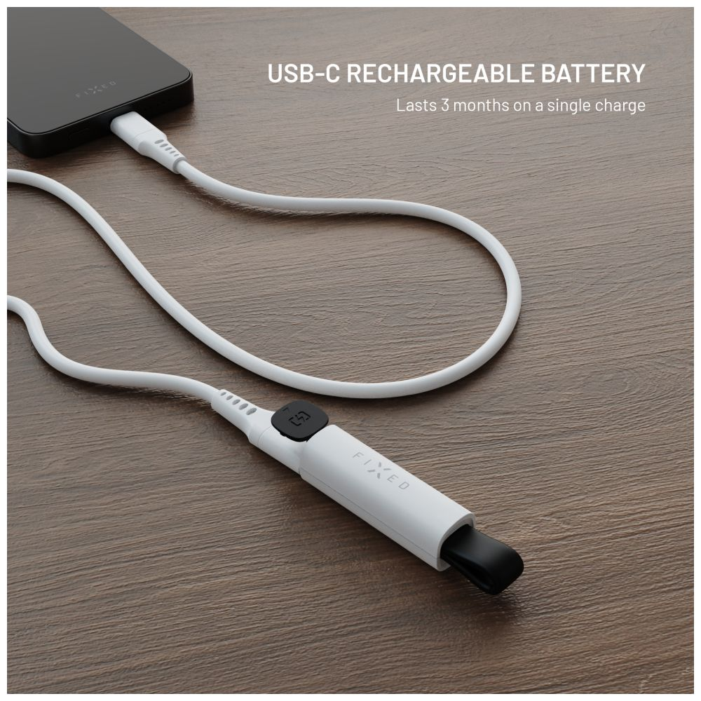 Ein weißes USB-C-Kabel ist an ein schwarzes Telefon angeschlossen. Das Kabel ist mit einem weißen Akku auf einer Holzoberfläche verbunden.