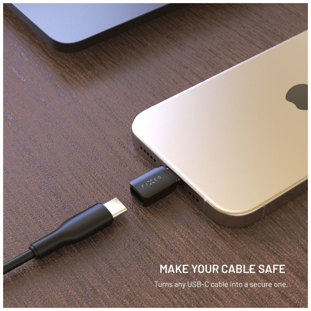 Ein schwarzes USB-C-Kabel und ein schwarzer FIXED-Adapter sind mit einem Smartphone verbunden. Text: MACHEN SIE IHR KABEL SICHER.