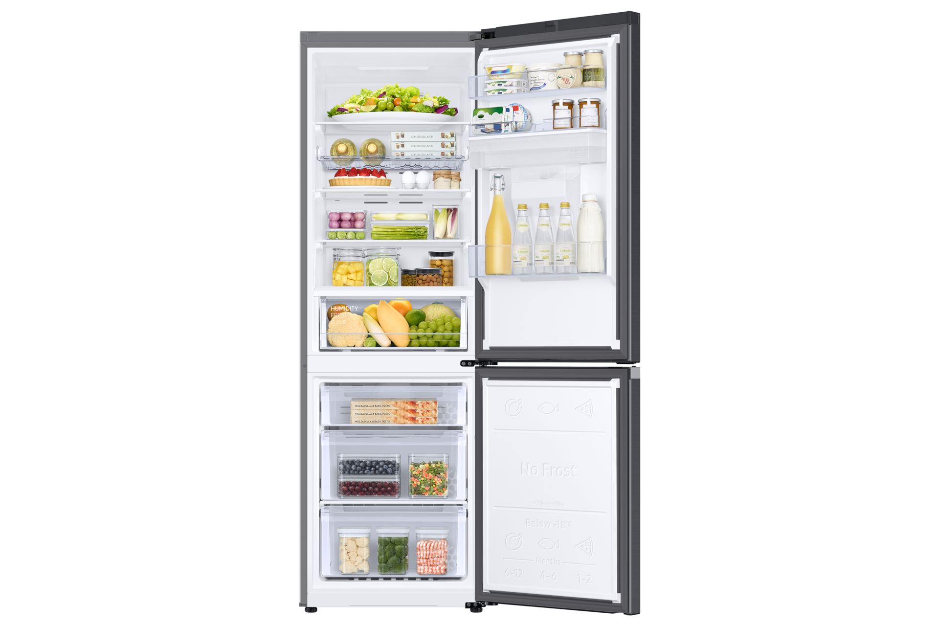 Ein offener Kühlschrank ist mit Lebensmitteln gefüllt, darunter Obst, Gemüse, Getränke und Tiefkühlprodukte, die auf Regalen und Schubladen angeordnet sind.