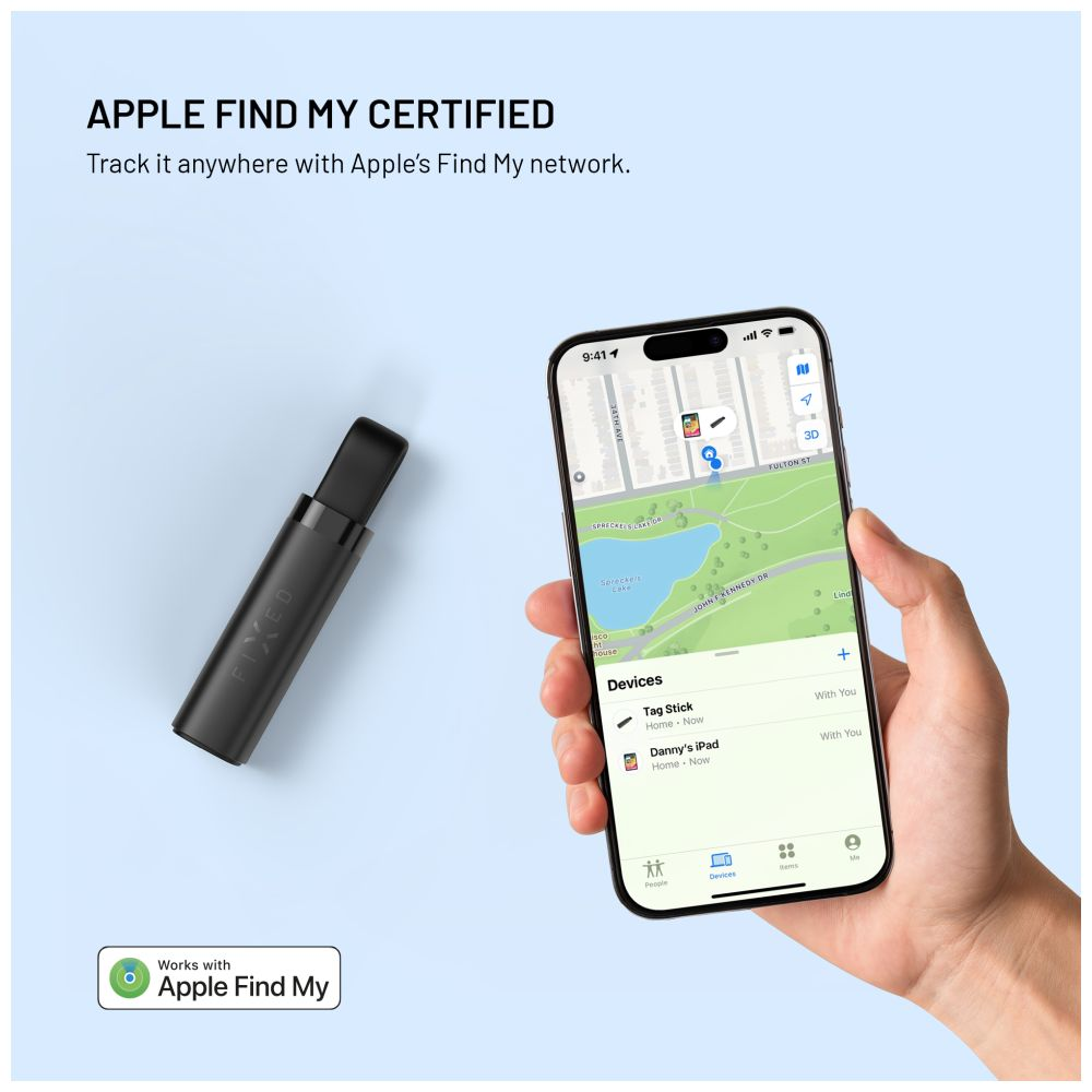 Das Bild zeigt ein schwarzes Ortungsgerät und ein Telefon mit einer Karte, das in einer Hand gehalten wird. Der Text lautet 'Apple Find My Certified'.