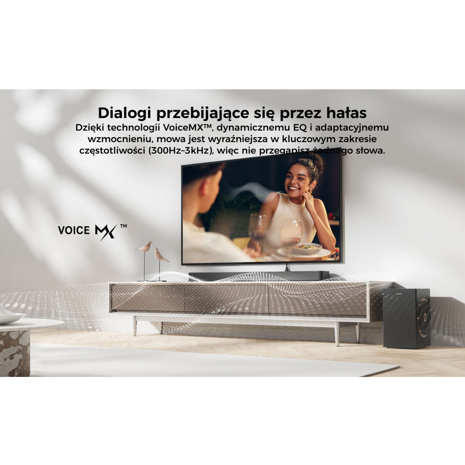 Kobieta uśmiecha się, trzymając kieliszek wina przed telewizorem. Głośnik i szafka są na pierwszym planie.