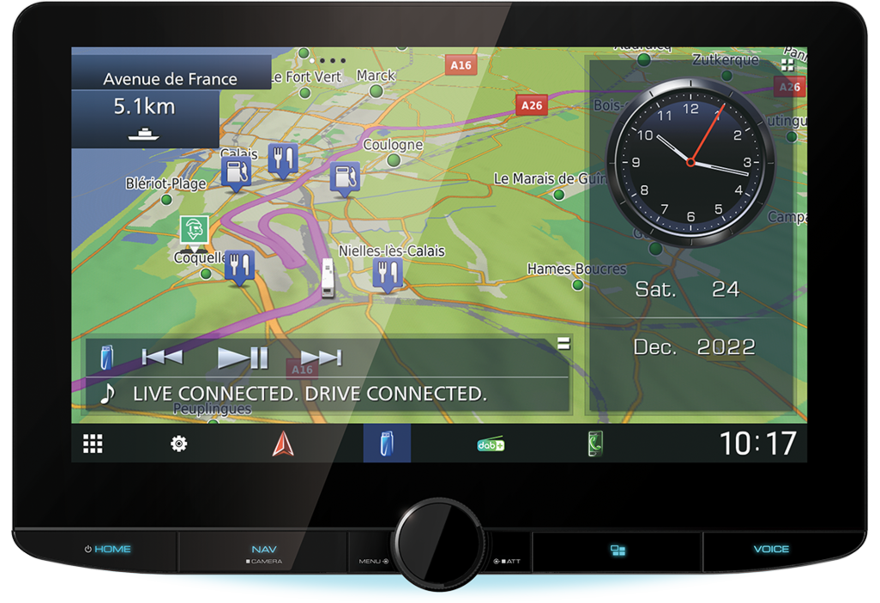 Auto-Navigationsbildschirm mit Karte, Uhrzeit und Datum. Die Karte zeigt Straßen und Städtenamen.