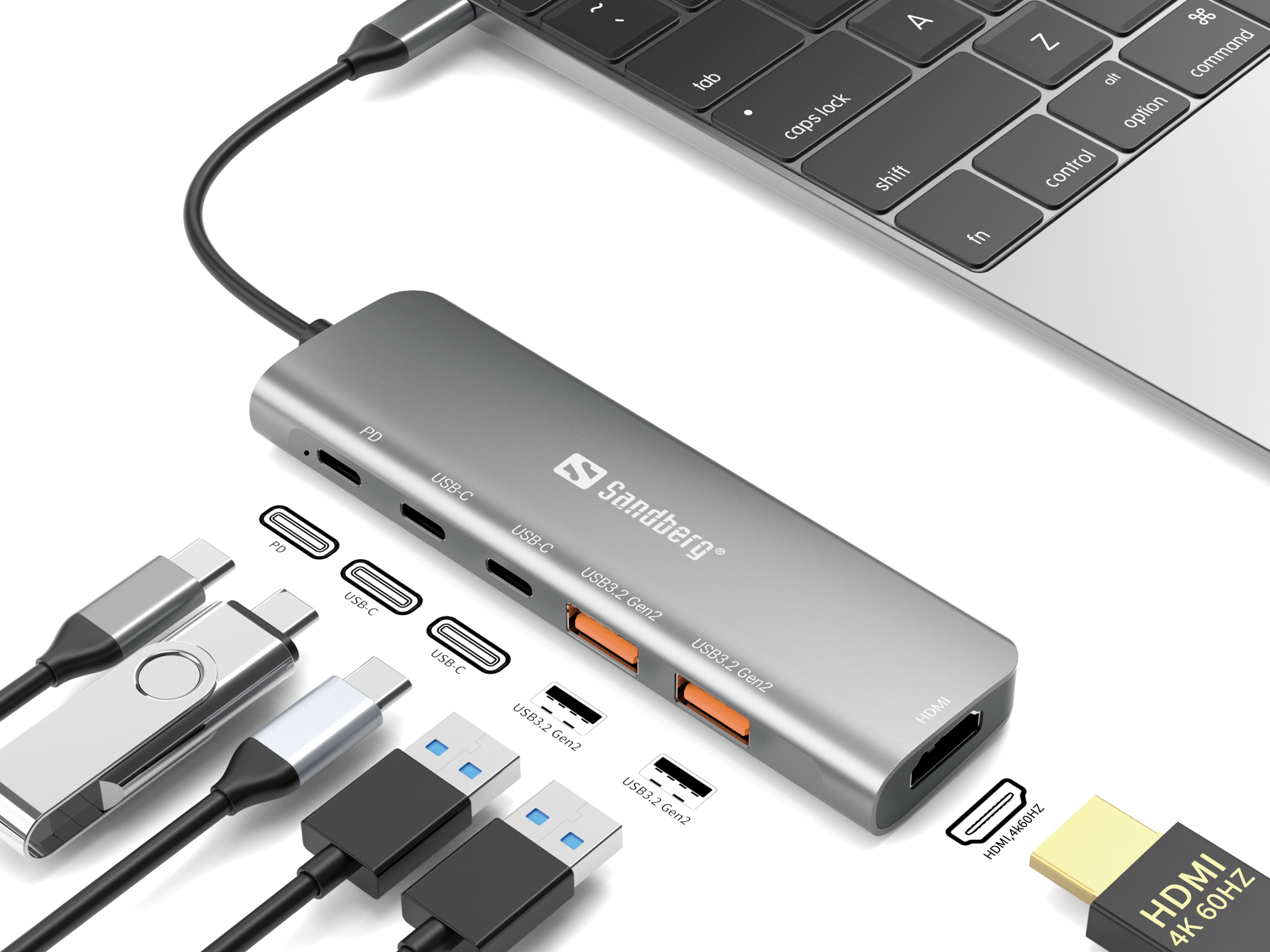Un hub USB Sandberg argentato è collegato a un laptop. Sono visualizzati cavi e porte USB. Cavo HDMI collegato.
