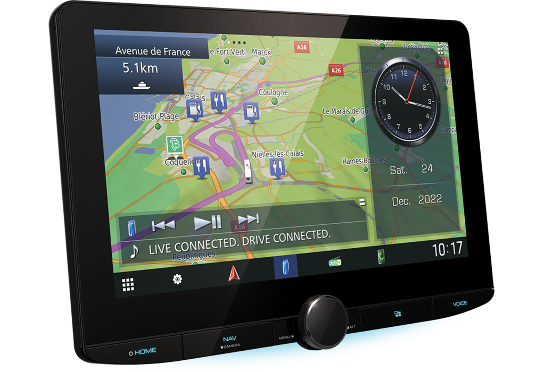 Der Navigationsbildschirm des Autos zeigt eine Karte mit Standortdetails, Uhrzeit und Datum an. Außerdem gibt es Mediensteuerungen und eine Sprachschaltfläche.