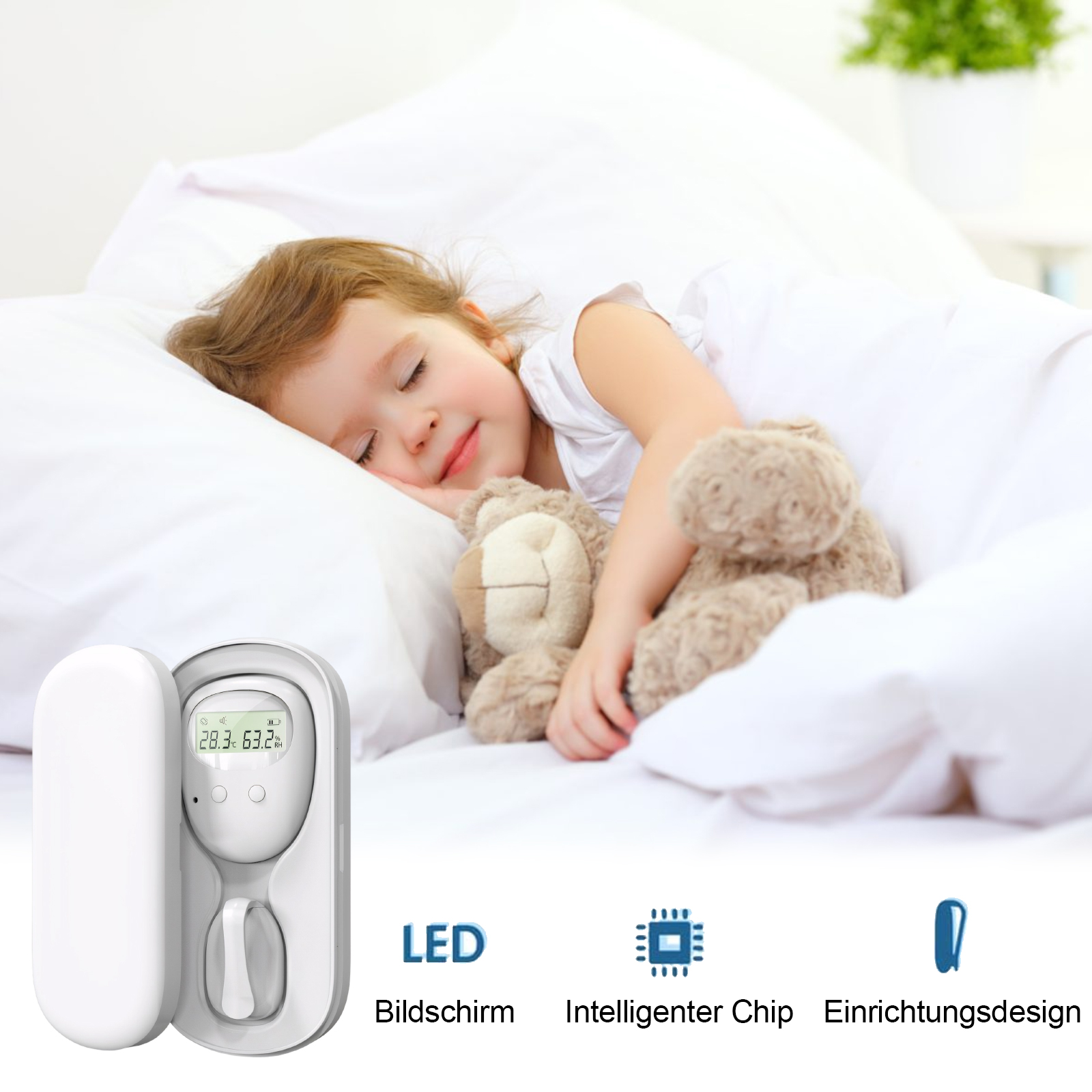 Ein schlafendes Kind in einem Bett mit einem Teddybären und einem Thermometer. Weiße Bettwäsche und eine Pflanze im Hintergrund.