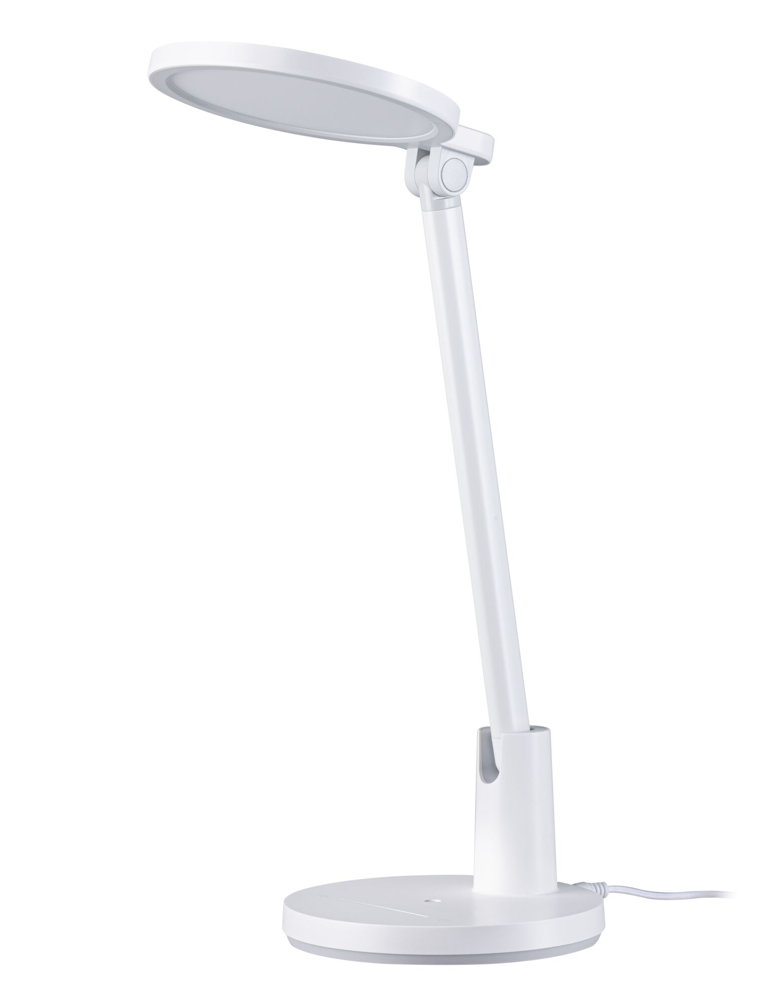 Biała lampa biurkowa z okrągłą głowicą, regulowanym ramieniem i okrągłą podstawą. Lampa jest na białym tle.