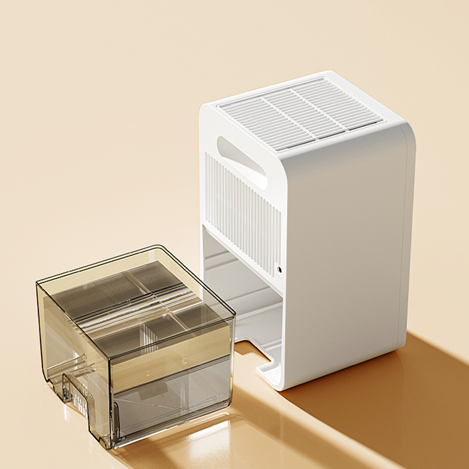Ein weißer Luftentfeuchter mit transparentem Wassertank. Auf beigefarbenem Hintergrund. Der Tank befindet sich in der Nähe.
