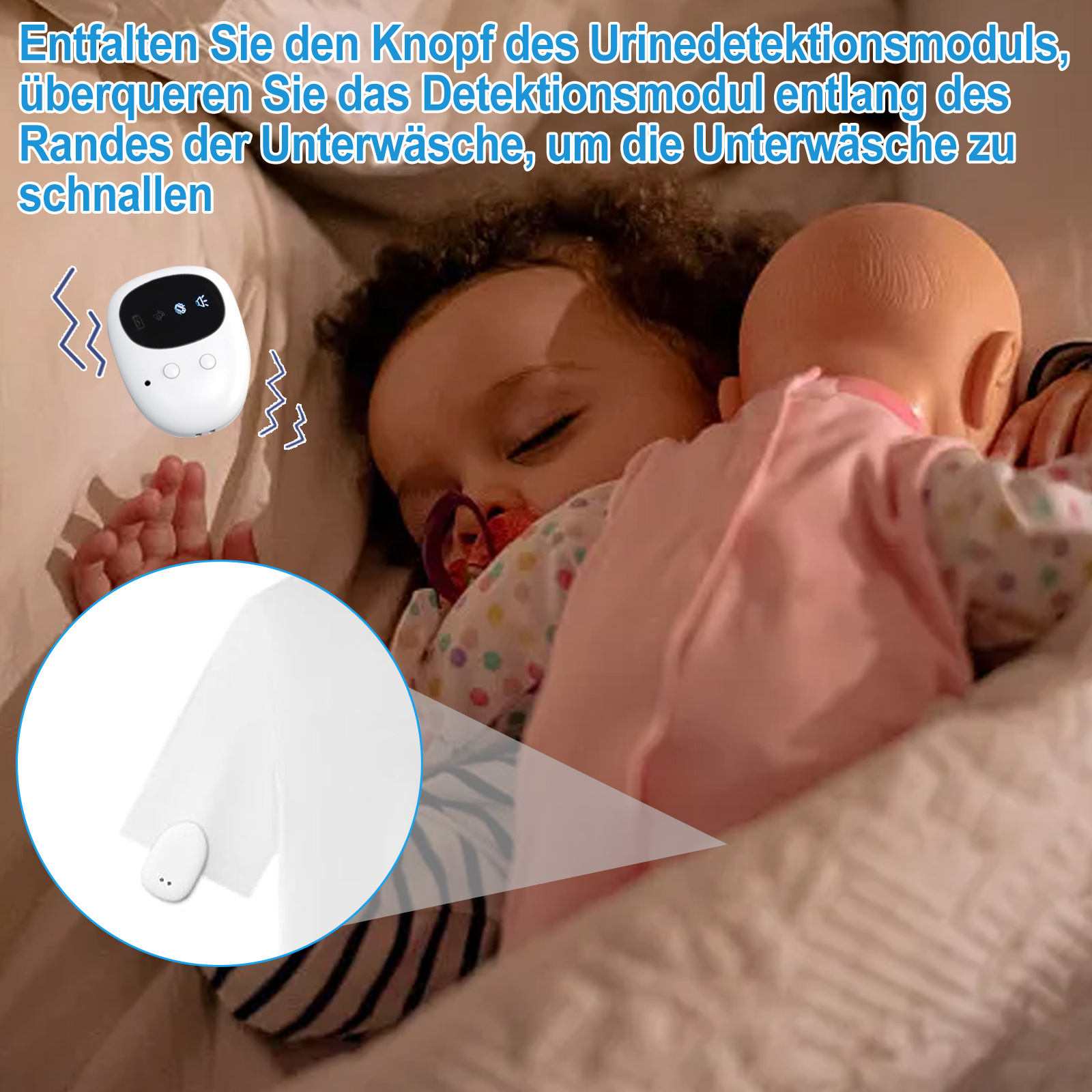 Ein schlafendes Baby mit einer Puppe. Oben links ein weißes Urin-Detektionsmodul, unten links eine kleinere Version.