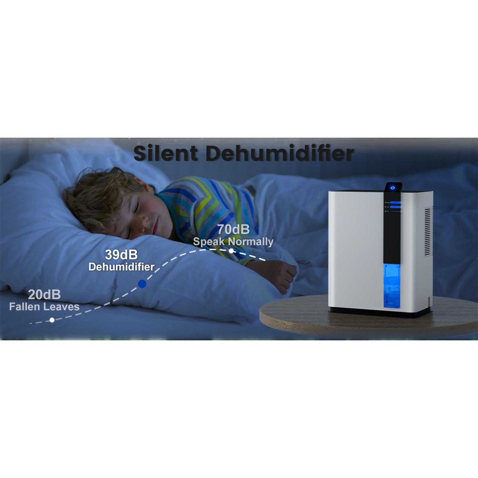 Ein schlafendes Kind neben einem Luftentfeuchter. Das Bild zeigt Geräuschpegel und die Maschine auf einem Tisch. Der Text lautet Silent Dehumidifier.