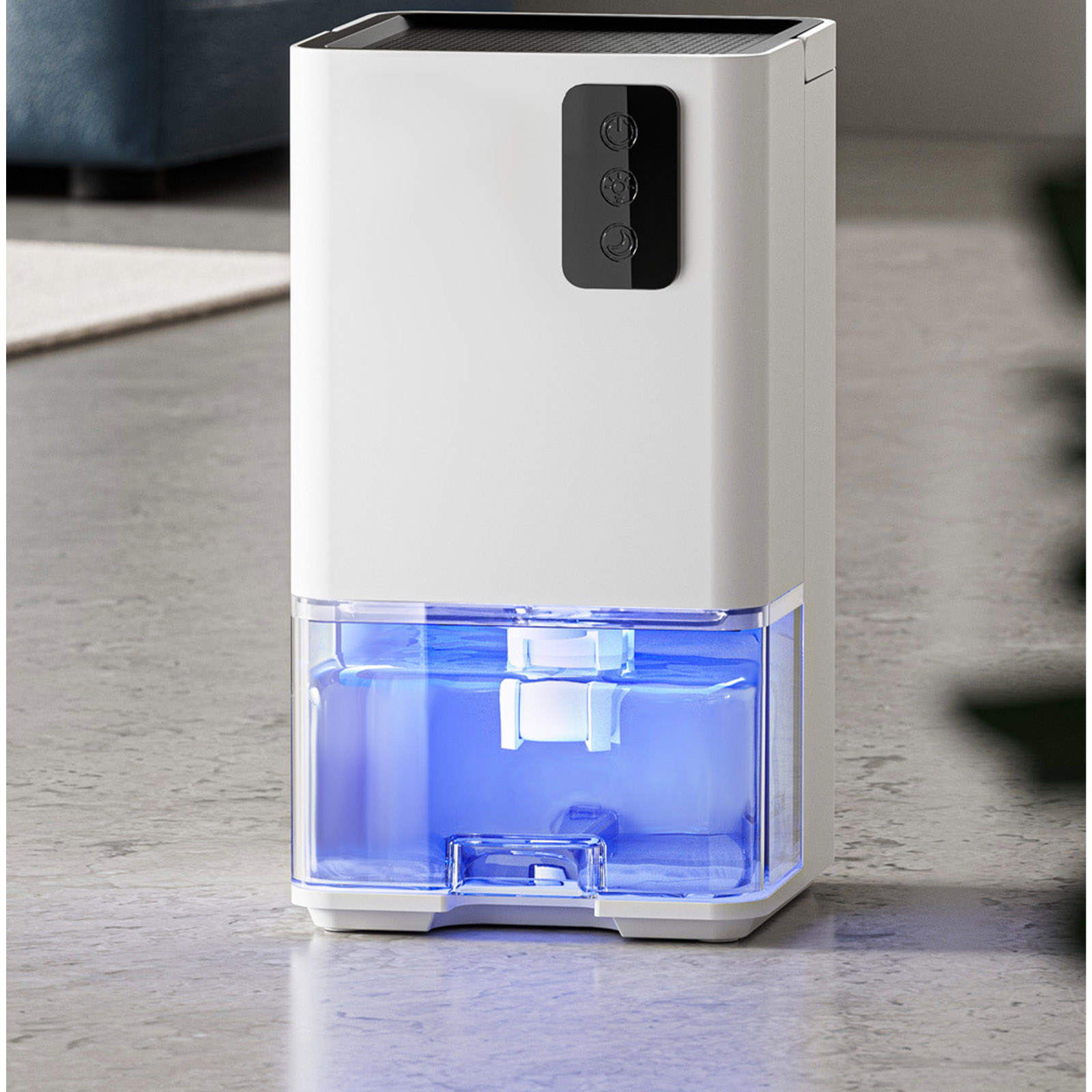 Weißer Luftentfeuchter mit schwarzem Bedienfeld. Der Wassertank leuchtet blau. Es steht auf einem grauen Boden.