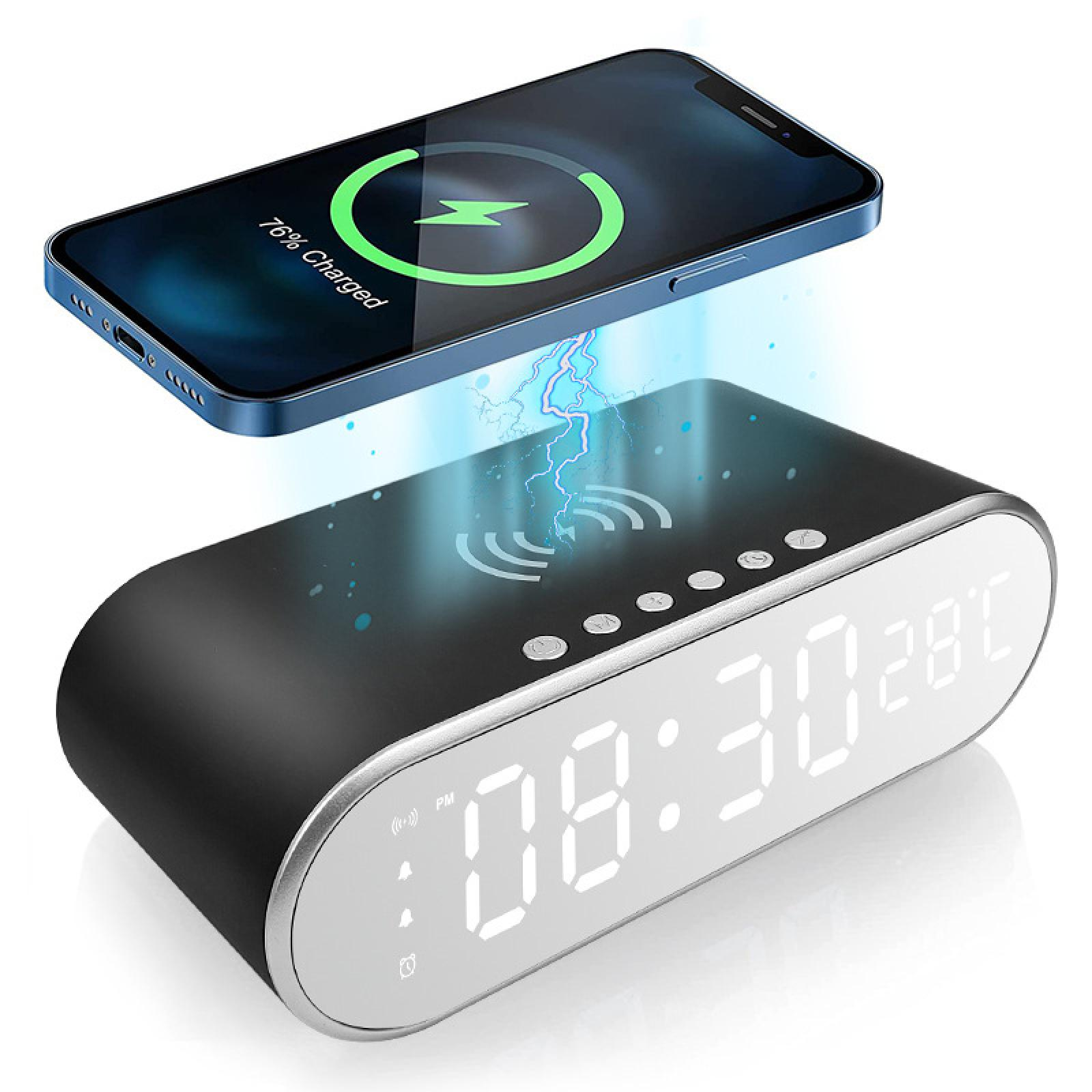 Ein Telefon, das drahtlos über einer schwarzen Uhr geladen wird. Das Telefon ist blau, der Bildschirm zeigt ein Ladesymbol an. Die Uhr zeigt die Zeit an.
