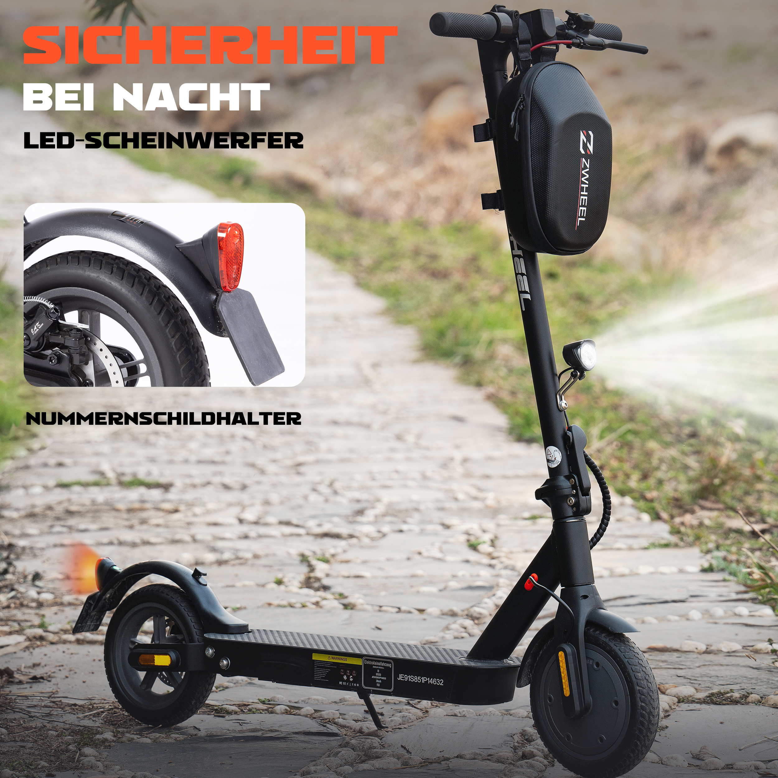 Schwarzer Elektroroller auf einem Steinweg. Er hat einen Scheinwerfer, eine Tasche und einen Kennzeichenhalter. Der Hintergrund ist verschwommen.
