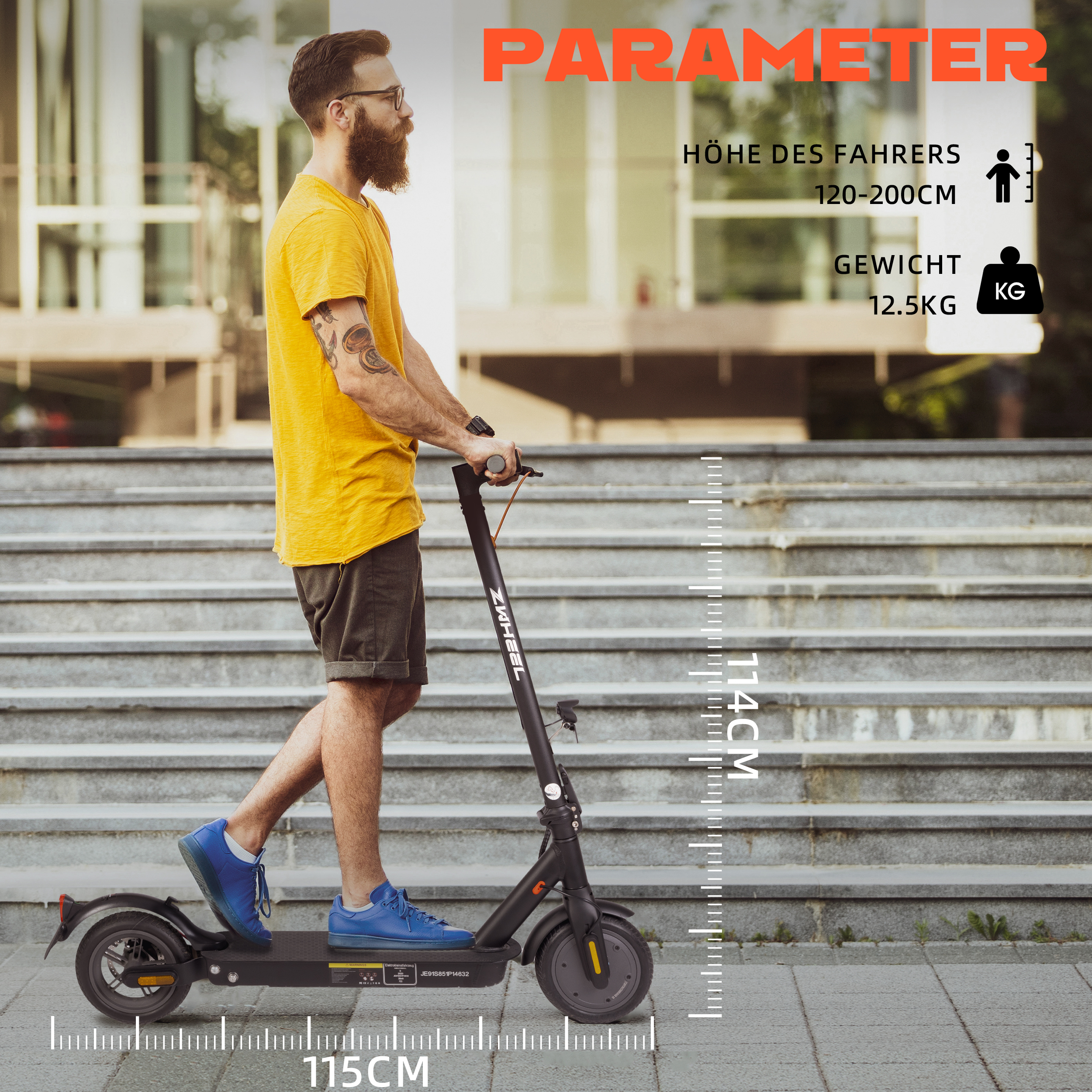 Ein bärtiger Mann auf einem Elektroroller. Er trägt ein gelbes Hemd und schwarze Shorts. Im Hintergrund sind Treppen.