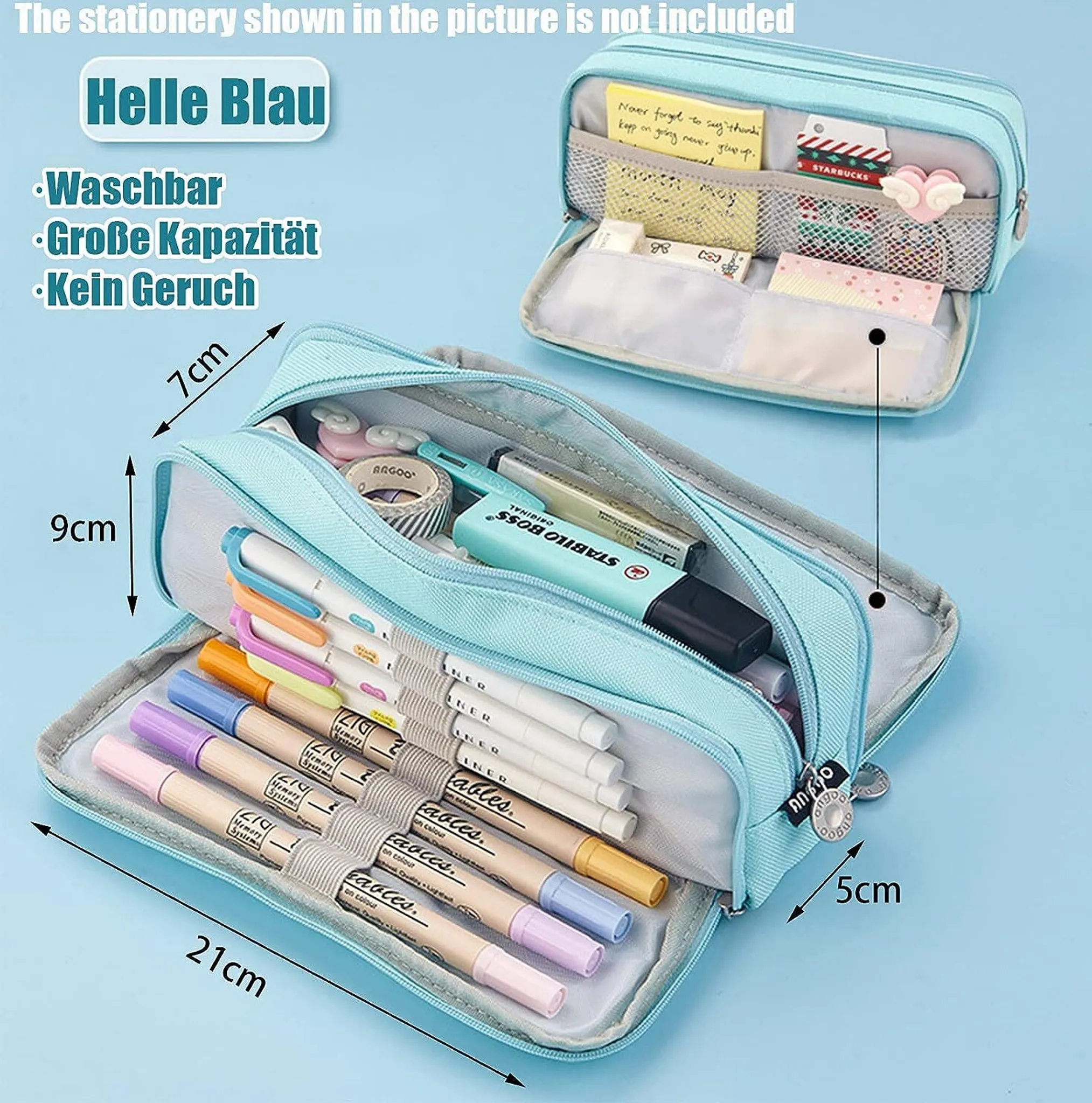 Zwei offene blaue Federmäppchen mit Schreibwaren. Eines hat Textmarker und Stifte. Das andere hat Notizen und kleine Gegenstände. Blauer Hintergrund.