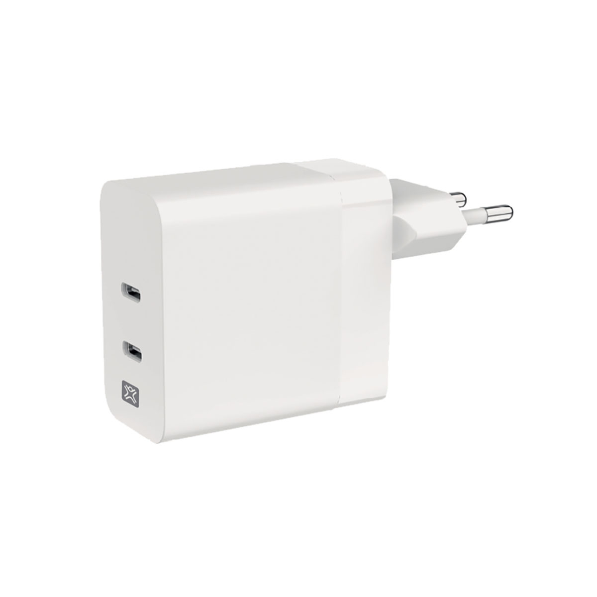 Un adattatore di alimentazione bianco con due porte USB-C e una spina europea. L'adattatore è su sfondo bianco.