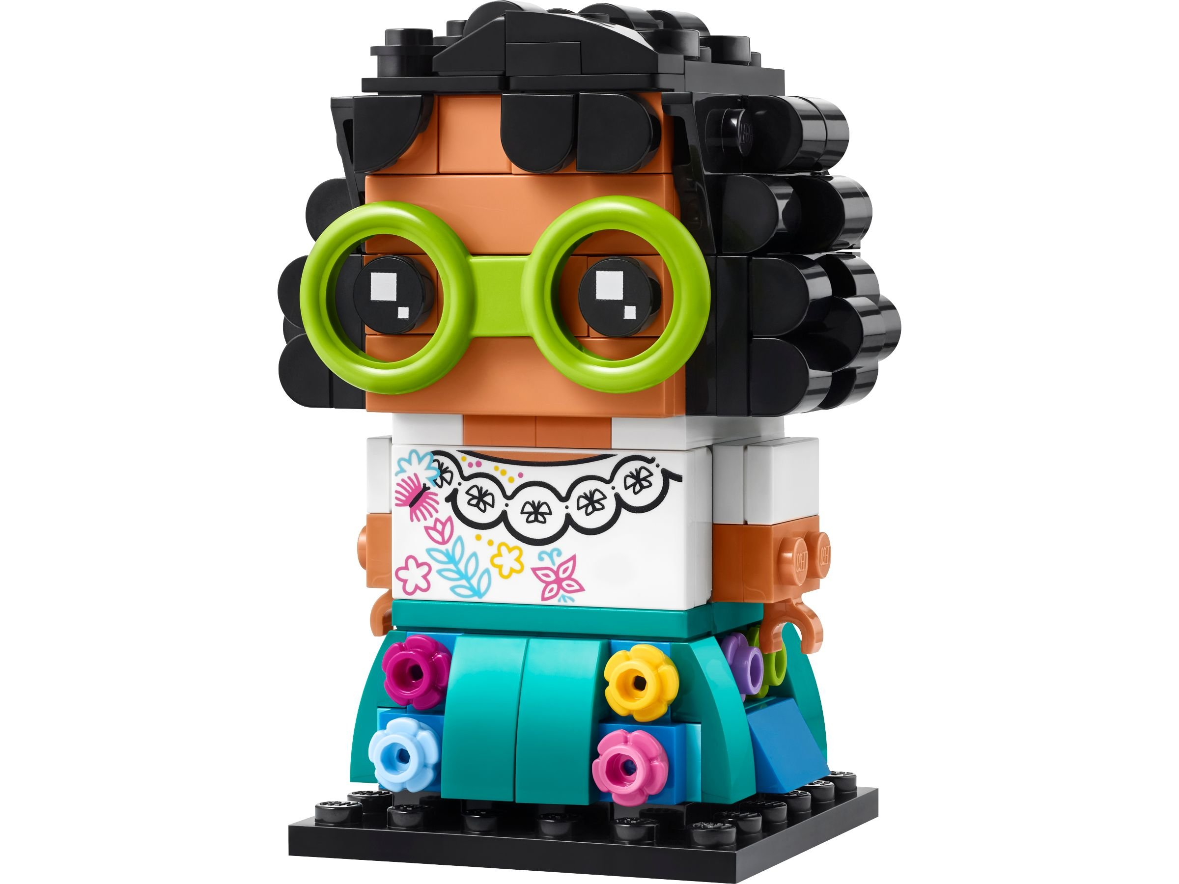 Eine Lego-Figur einer Person mit grüner Brille, schwarzen Haaren und einem Blumendesign. Sie steht auf einer schwarzen Basis.