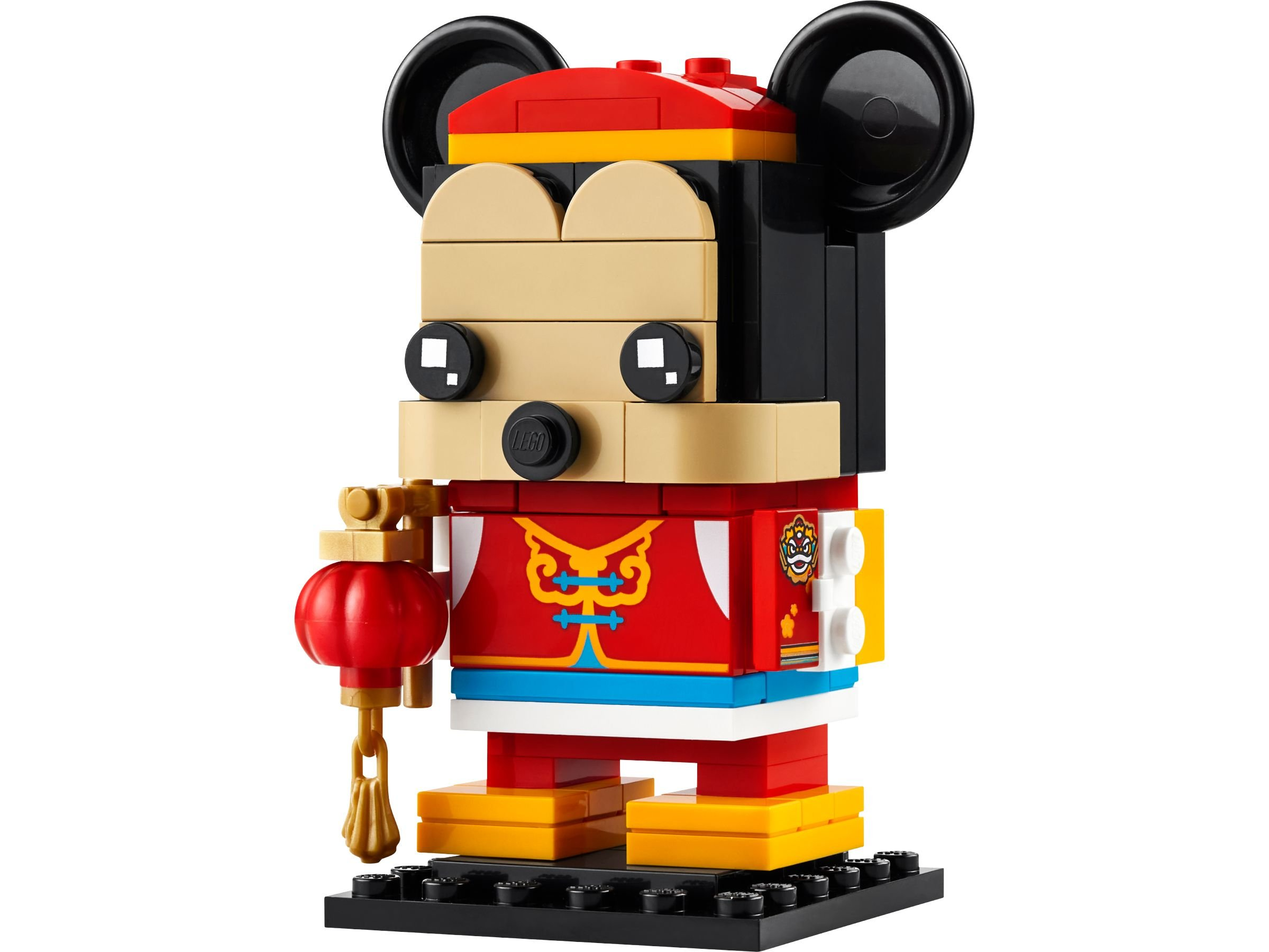 Eine Lego-Mickey-Mouse-Figur in roter Kleidung, die eine rote Laterne hält. Die Figur hat schwarze Ohren und steht auf einer schwarzen Basis.