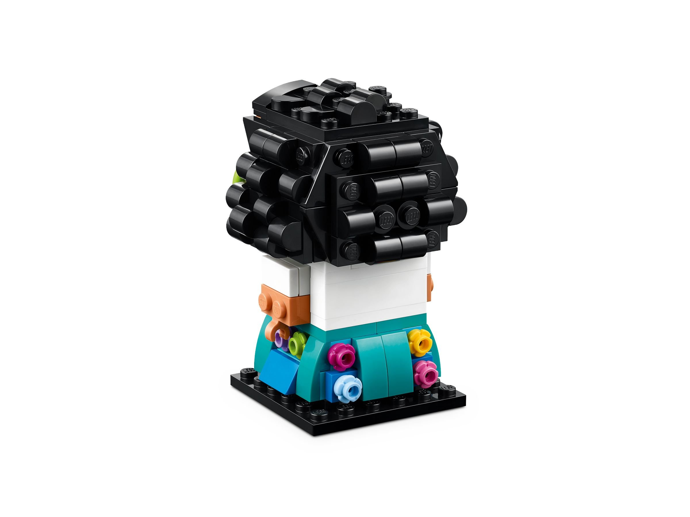Eine Lego-Figur mit schwarzen Haaren, einem weißen Oberteil und einem türkisfarbenen Rock. Es hat orangefarbene und bunte Details und eine schwarze Basis.