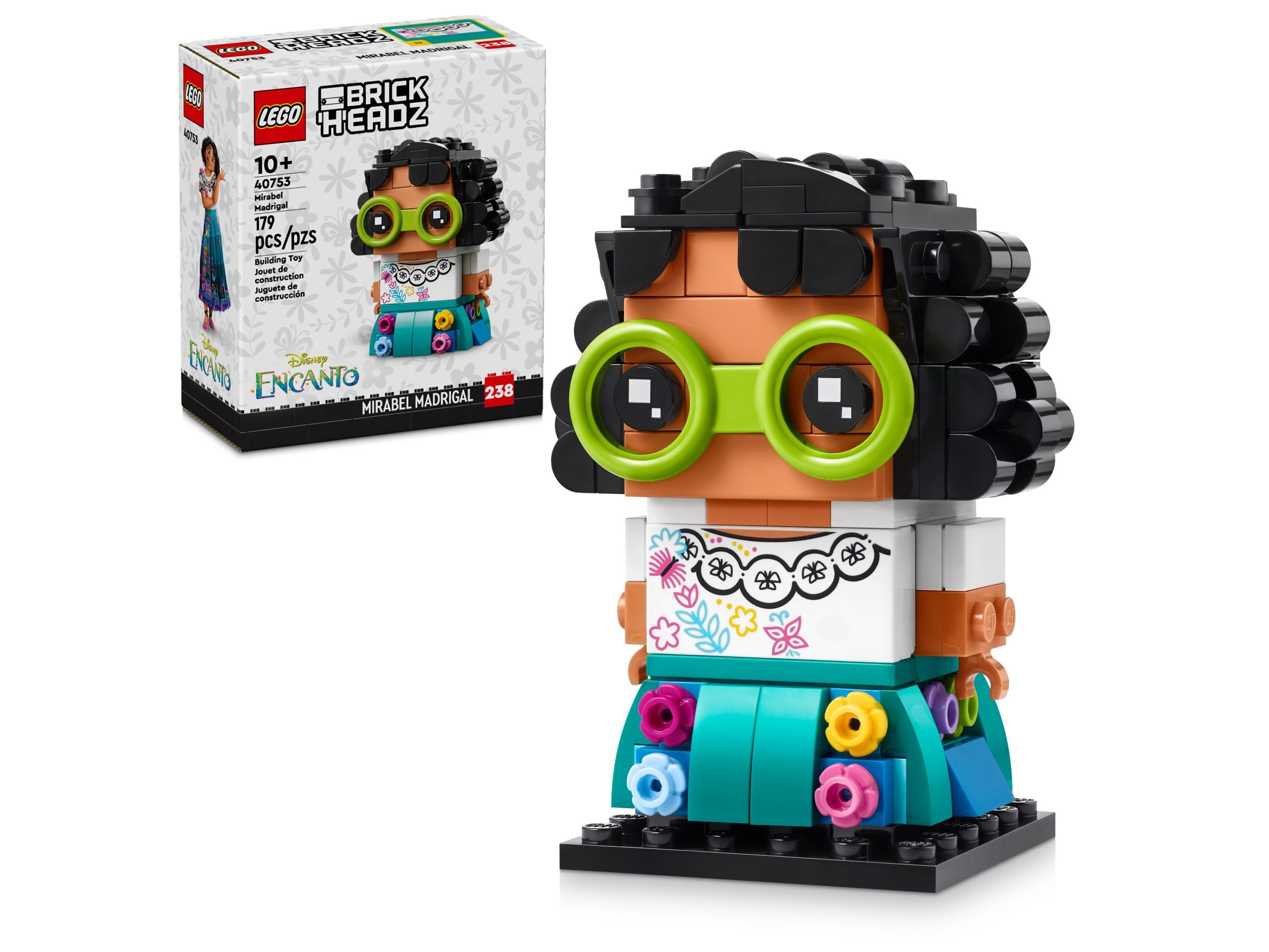 Lego BrickHeadz von Mirabel Madrigal. Sie hat eine grüne Brille, schwarze Haare und ein farbenfrohes Outfit. Eine Schachtel ist im Hintergrund.