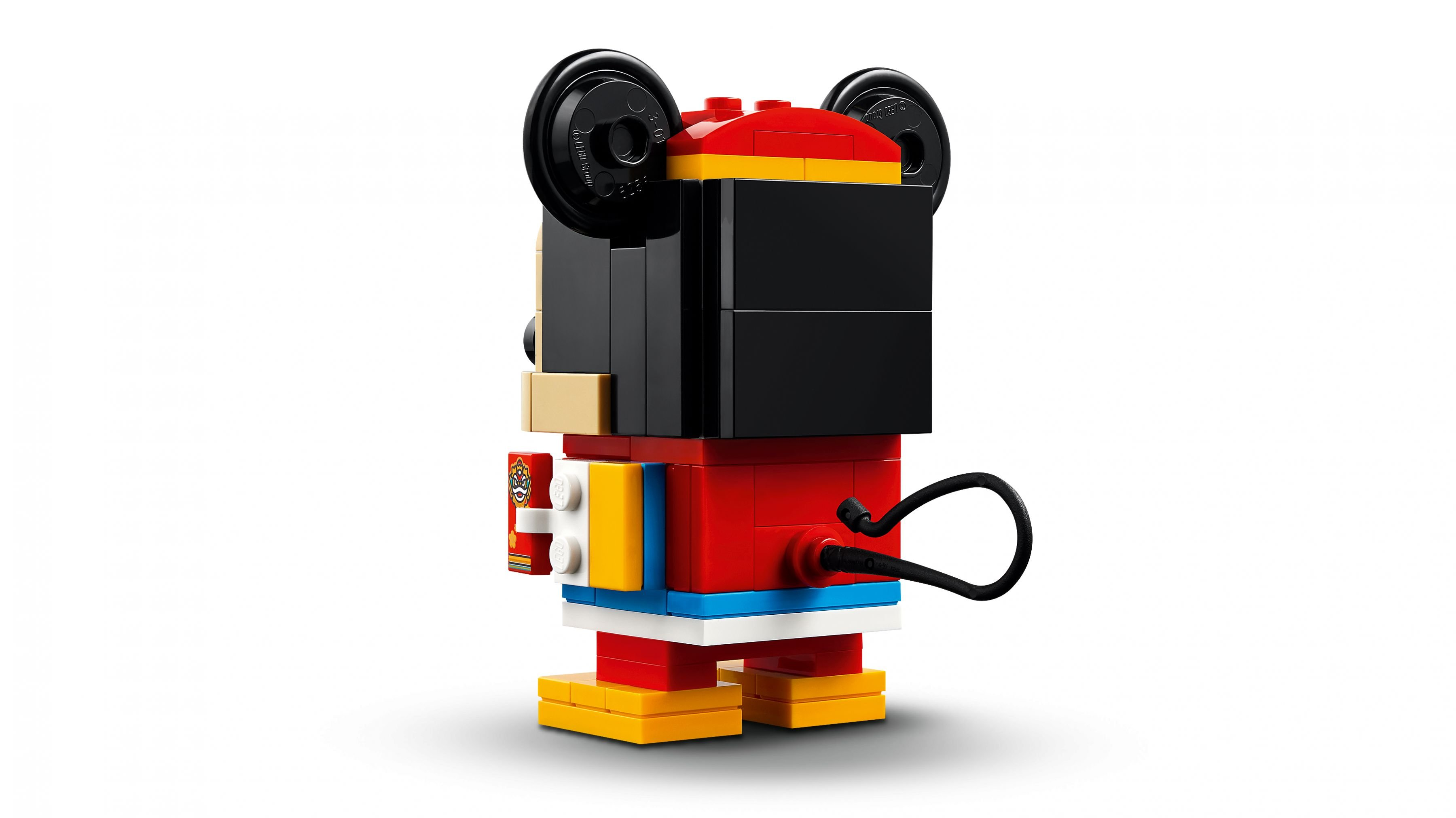 Eine Lego-Figur eines Charakters mit schwarzen Ohren, rotem Körper, schwarzem Gesicht und schwarzem Schwanz auf weißem Hintergrund.