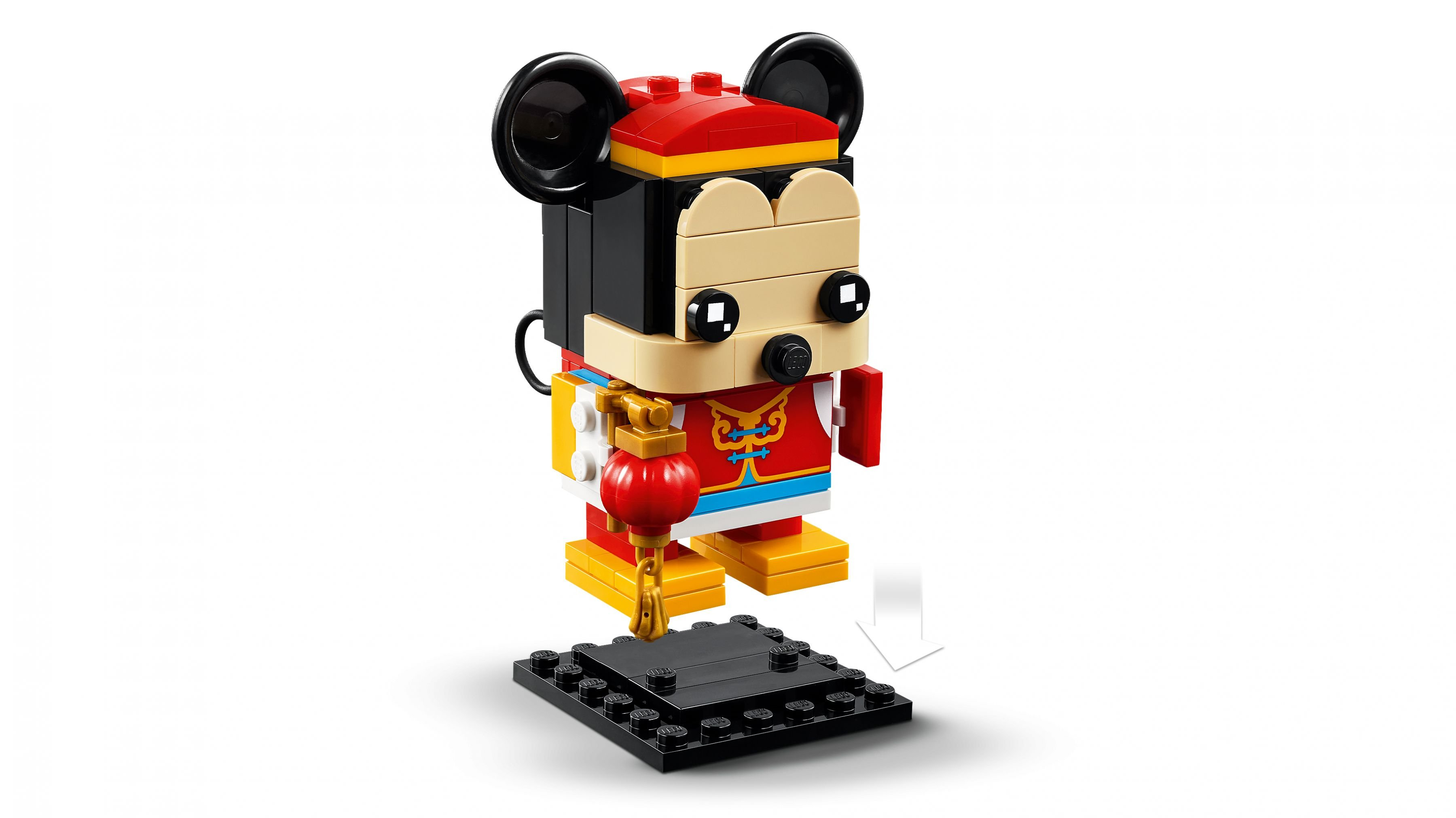 Eine Lego-Figur einer Maus in roter und gelber Kleidung, die eine Laterne hält und auf einer schwarzen Basis steht.