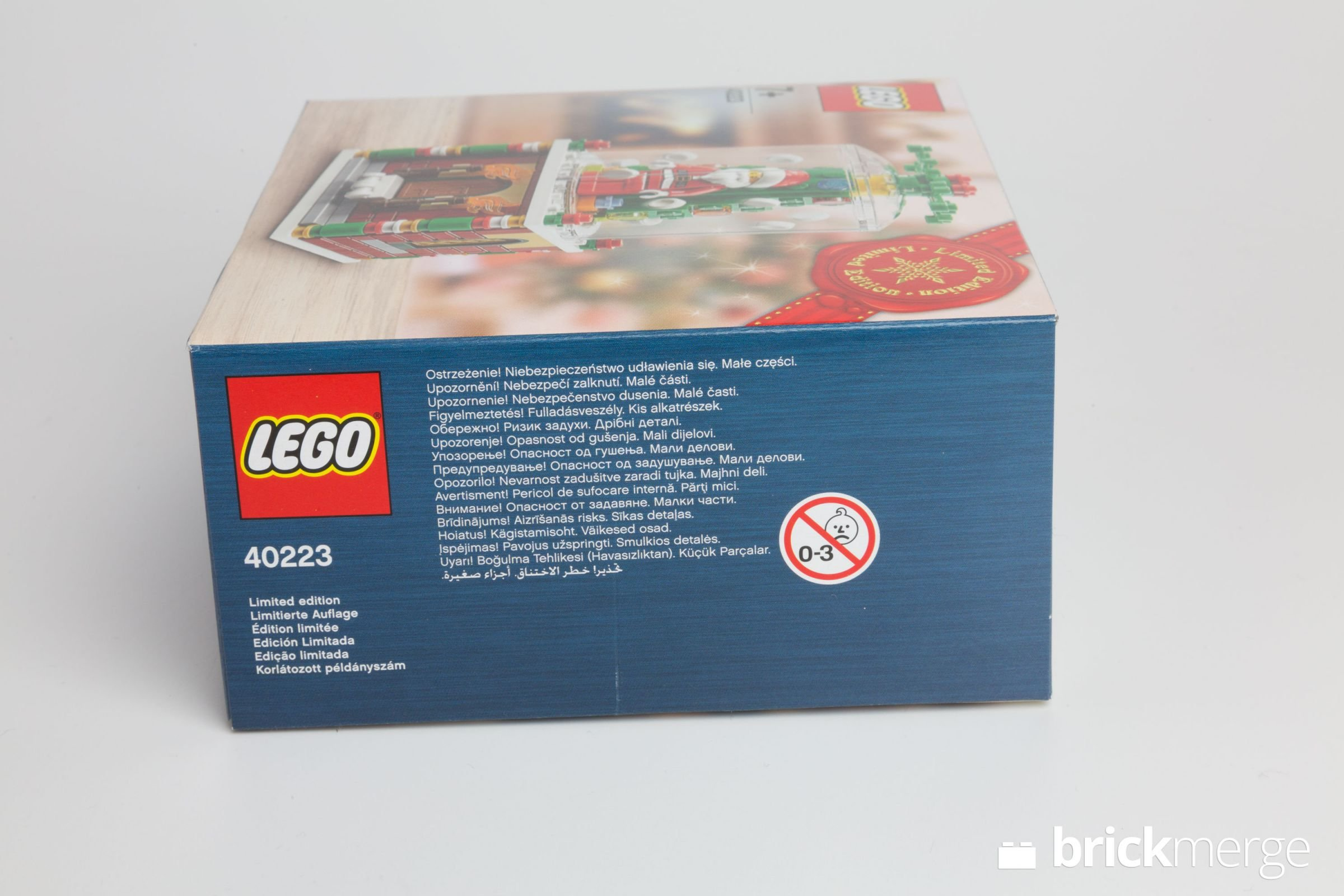 Eine Lego-Box mit einer Weihnachtsszene. Die Box ist blau und hat Text in mehreren Sprachen.
