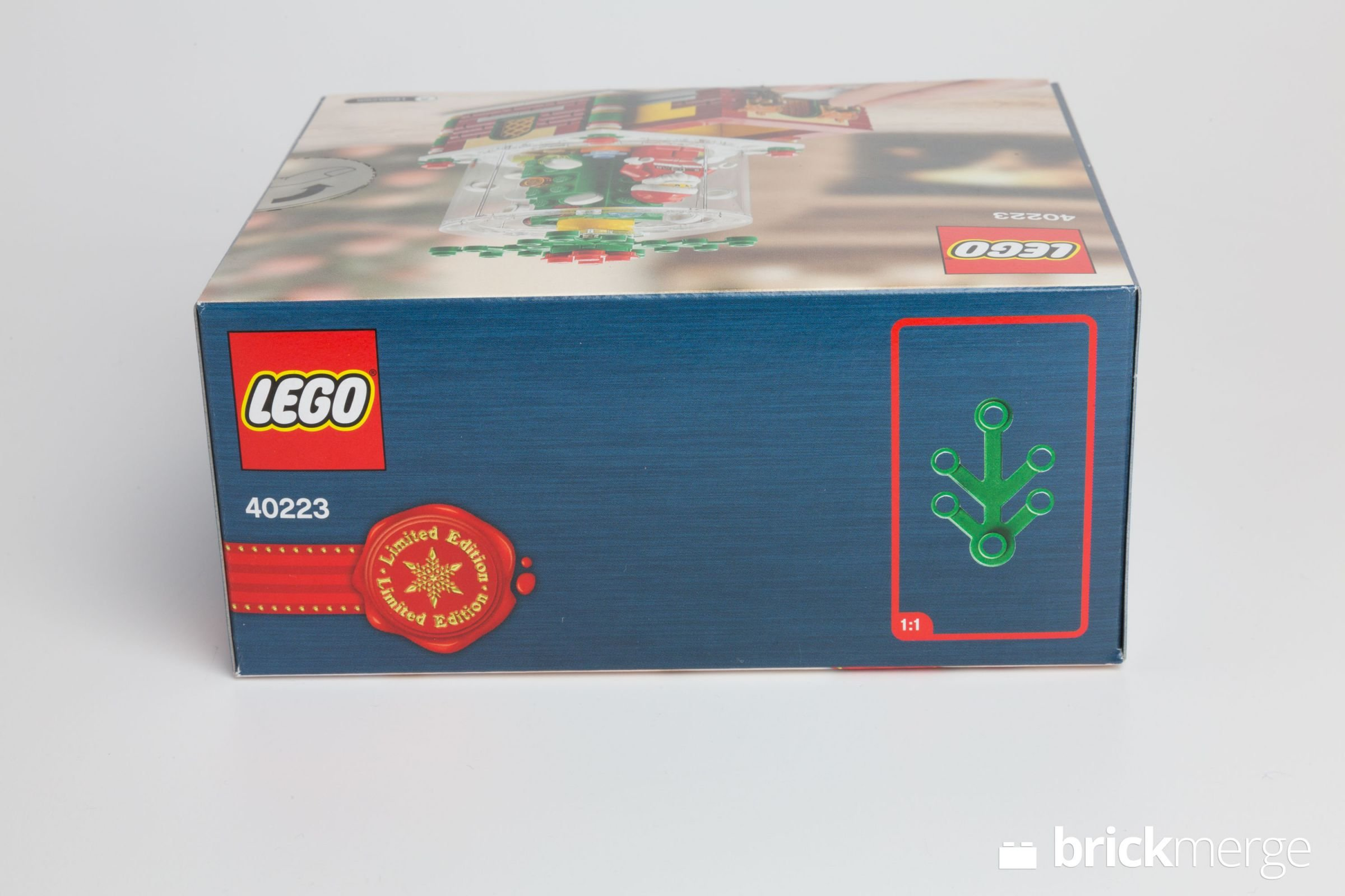 Eine LEGO-Box mit Logo und Artikelnummer 40223. Es ist eine limitierte Auflage. Die Box zeigt eine Weihnachtsszene.