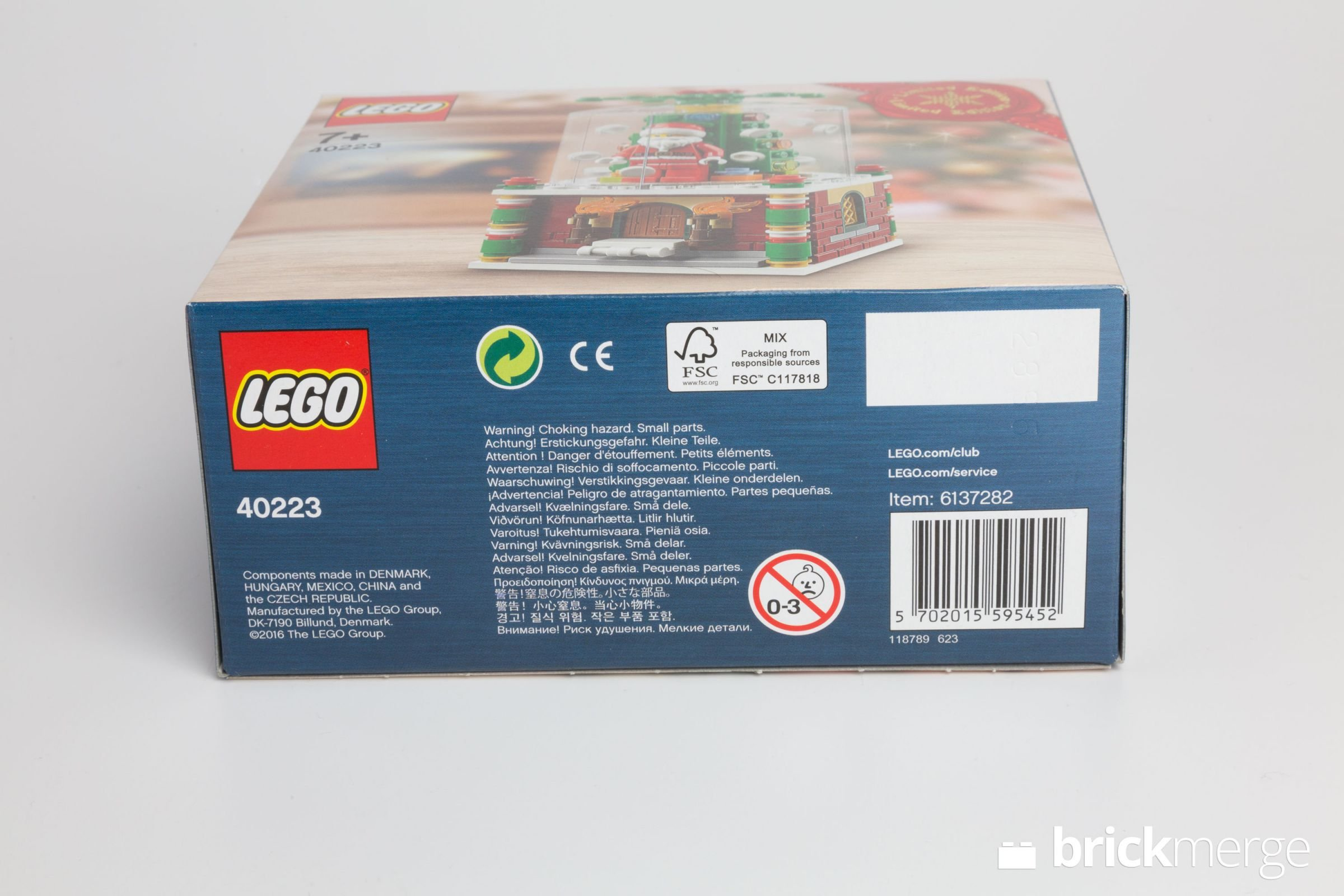 LEGO-Box. Enthält ein LEGO-Set mit Santa-Motiv. Die Box ist blau, mit dem LEGO-Logo und Warnhinweisen.