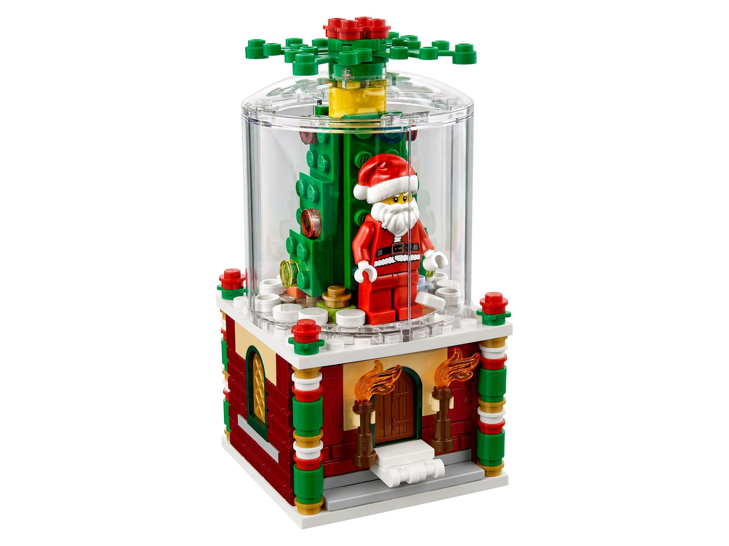 Eine Lego-Weihnachtsdekoration. Der Weihnachtsmann steht in einer Schneekugel. Die Basis ist ein Gebäude mit Fackeln und einem Weihnachtsbaum.