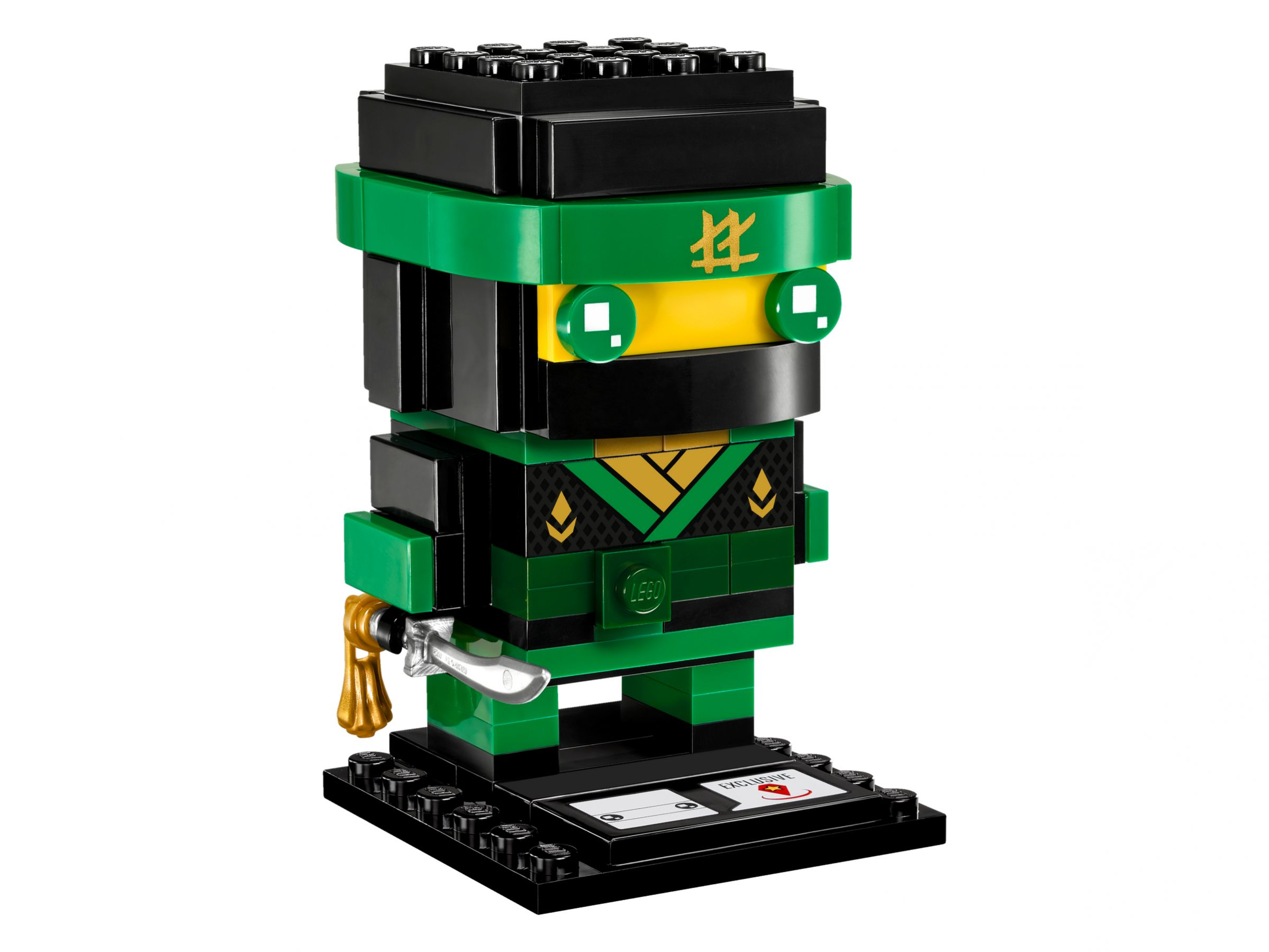 Lego Ninjago Figur. Grüner Ninja mit schwarzem Kopf und gelbem Gesicht. Es hat ein Schwert und einen goldenen Griff. Es steht auf einem schwarzen Ständer.