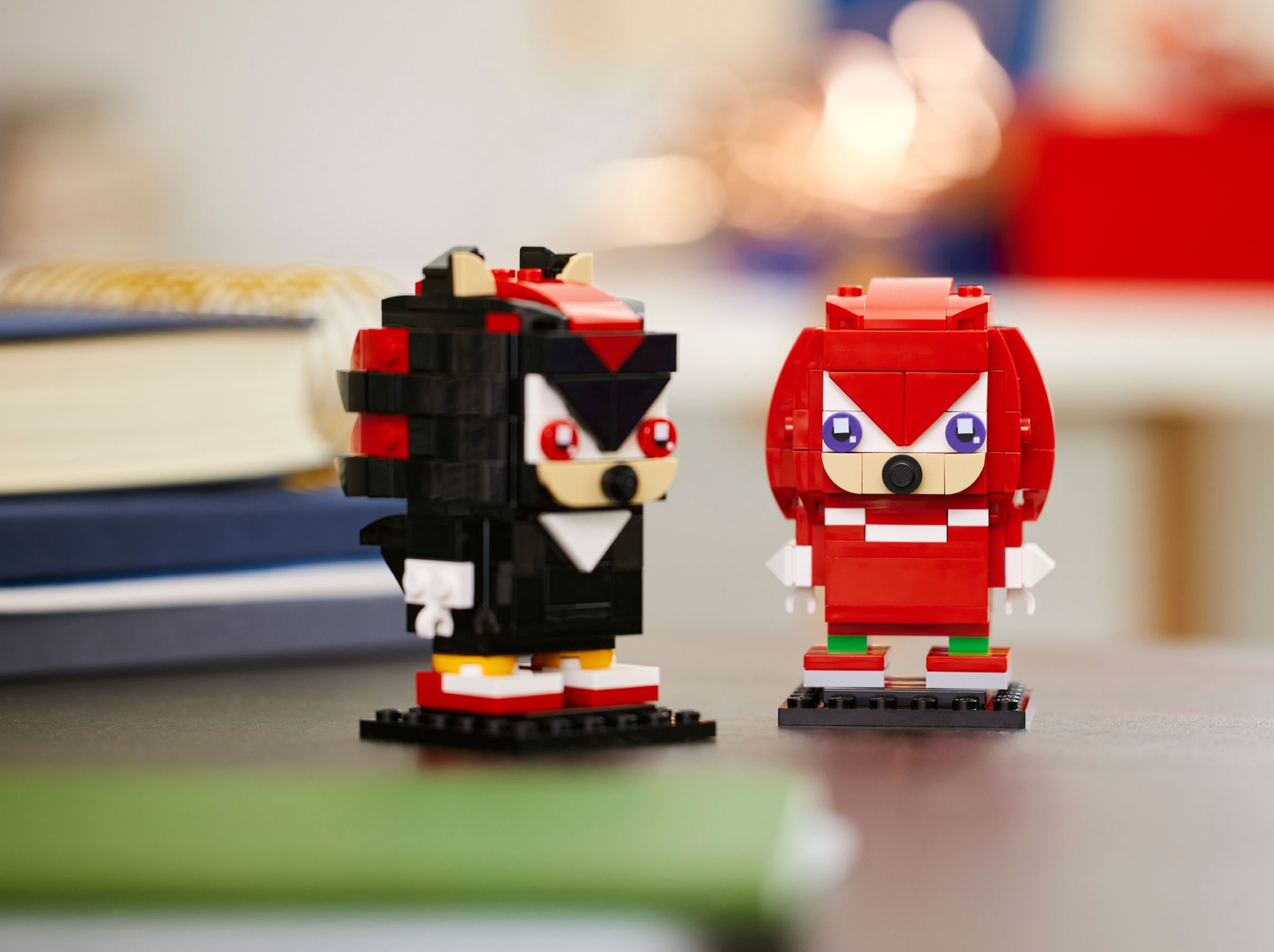 Zwei Lego-Figuren: Shadow the Hedgehog und Knuckles. Shadow ist schwarz und rot. Knuckles ist rot.