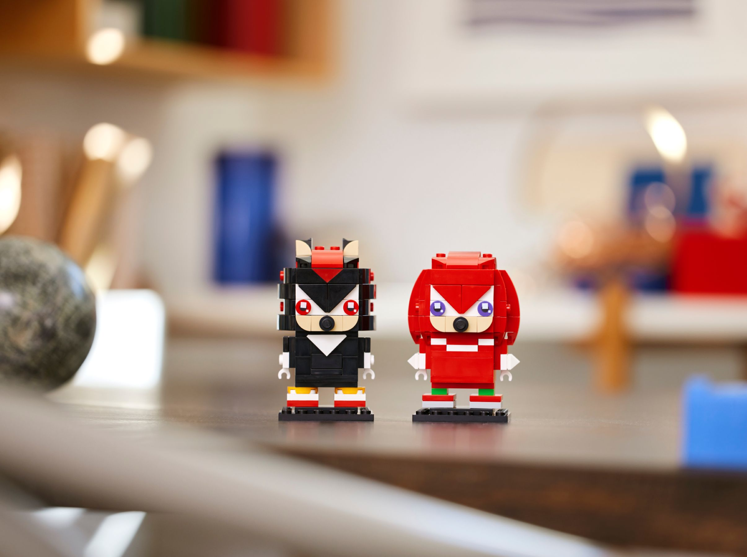 Zwei Lego-Figuren: Shadow und Knuckles. Shadow ist schwarz und rot. Knuckles ist rot mit grünen Akzenten.
