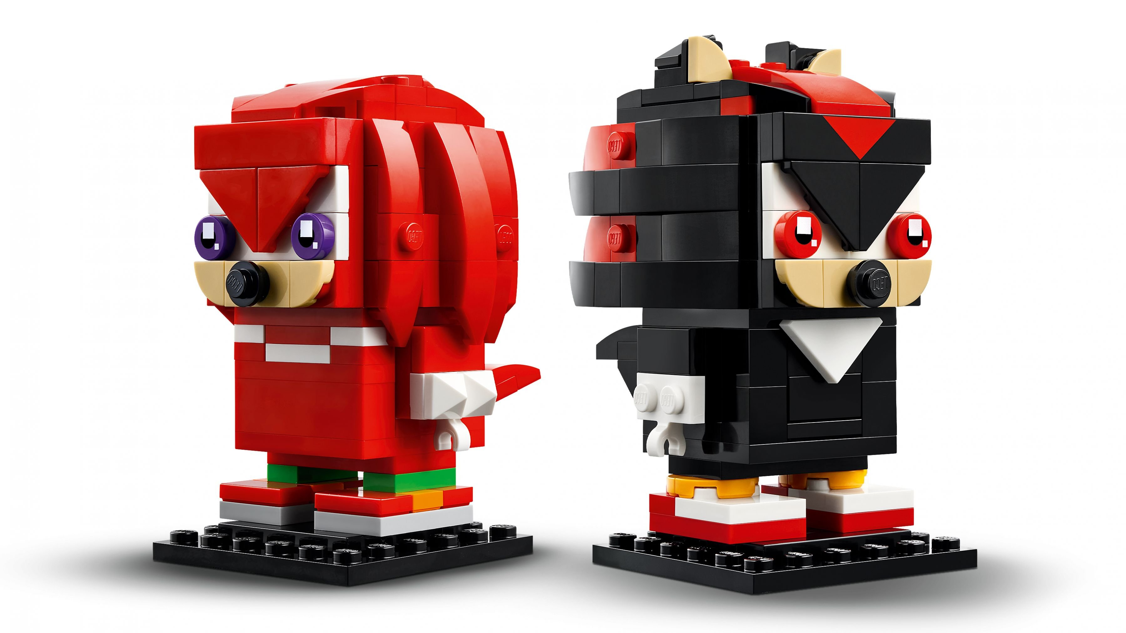 Zwei Lego-Figuren: roter Knuckles und schwarzer Shadow. Beide haben blockartige Bauweisen, detaillierte Gesichter und stehen auf schwarzen Sockeln vor weißem Hintergrund.