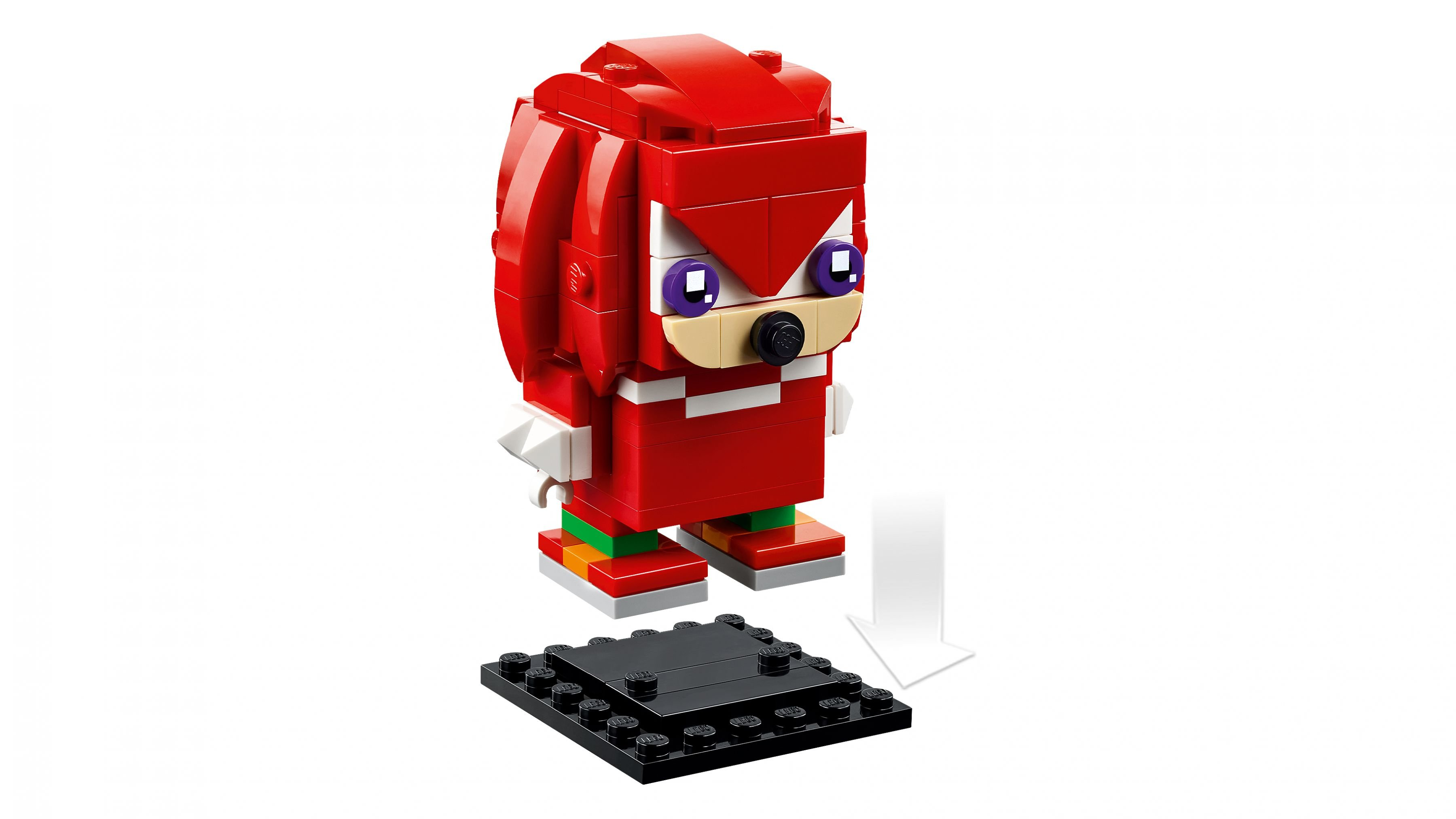 Eine Lego-Figur von Knuckles dem Echidna, hauptsächlich rot, mit weißen Akzenten. Er steht über einer schwarzen Basis, mit einem weißen Pfeil nach unten.