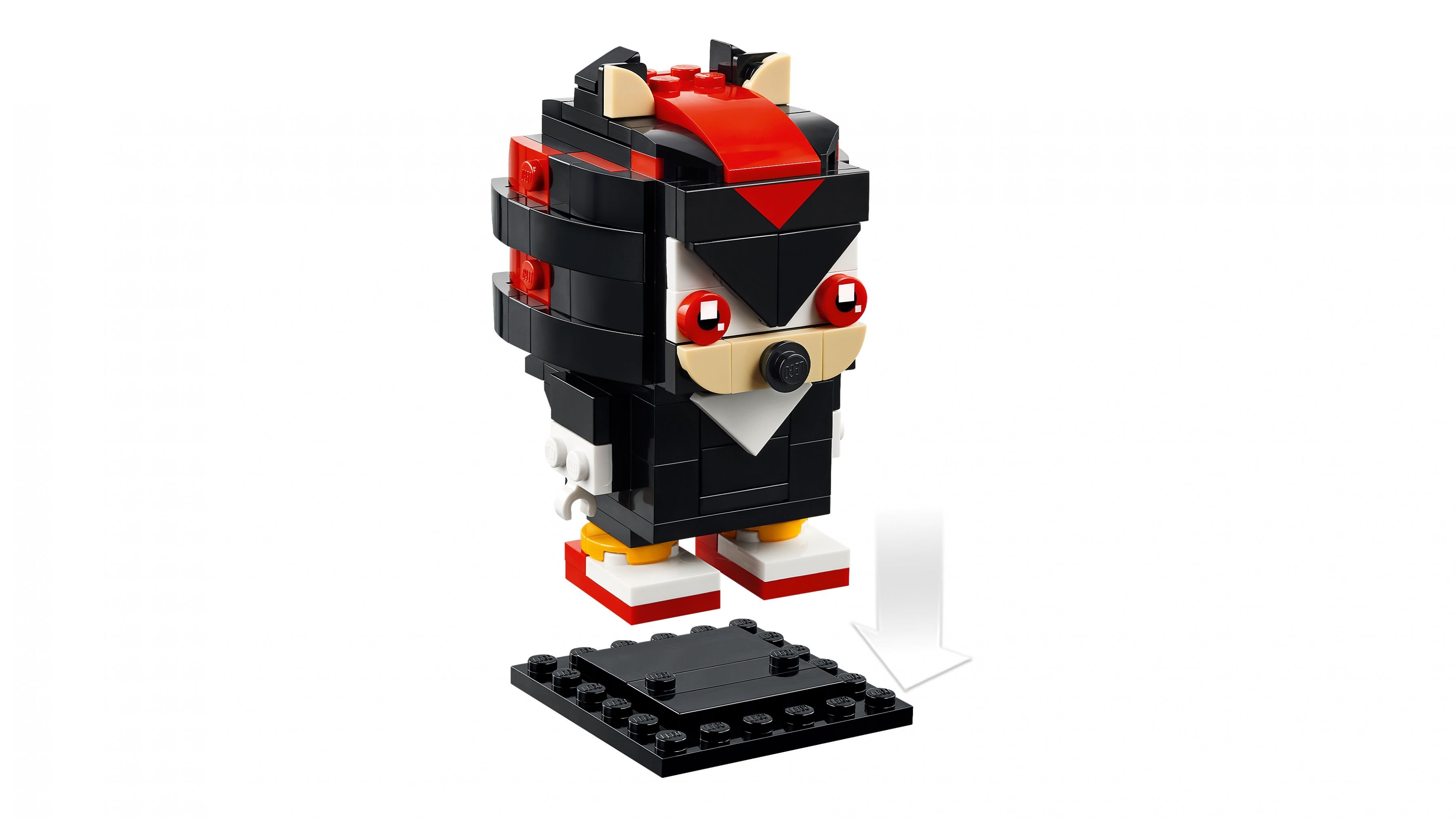 Lego-Figur von Shadow the Hedgehog, schwarz und rot. Sie steht über einer schwarzen Basis, mit einem weißen Pfeil zur Platzierung.