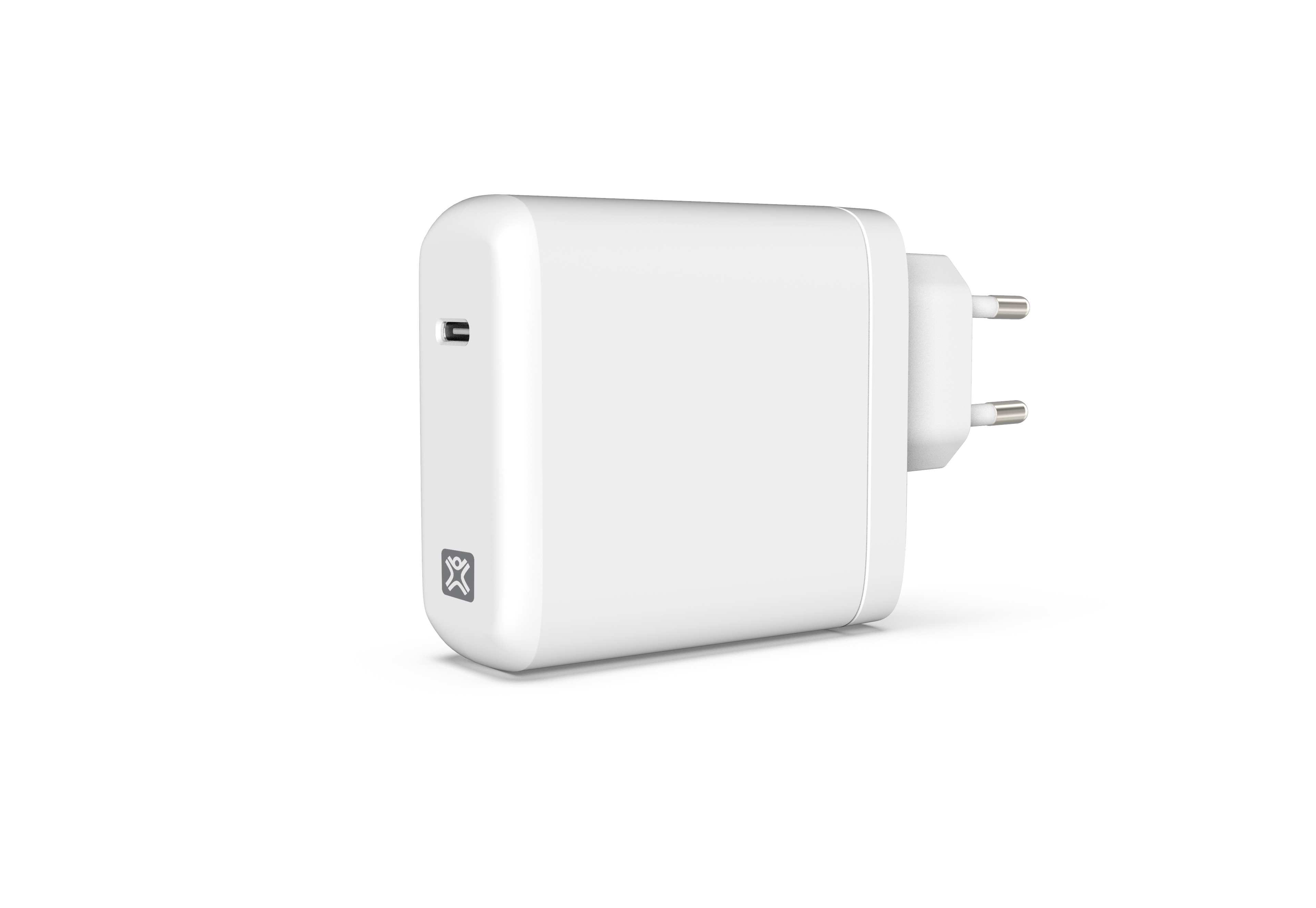 Un adattatore di alimentazione bianco con porta USB e spina. Ha un logo sul lato e su sfondo bianco.