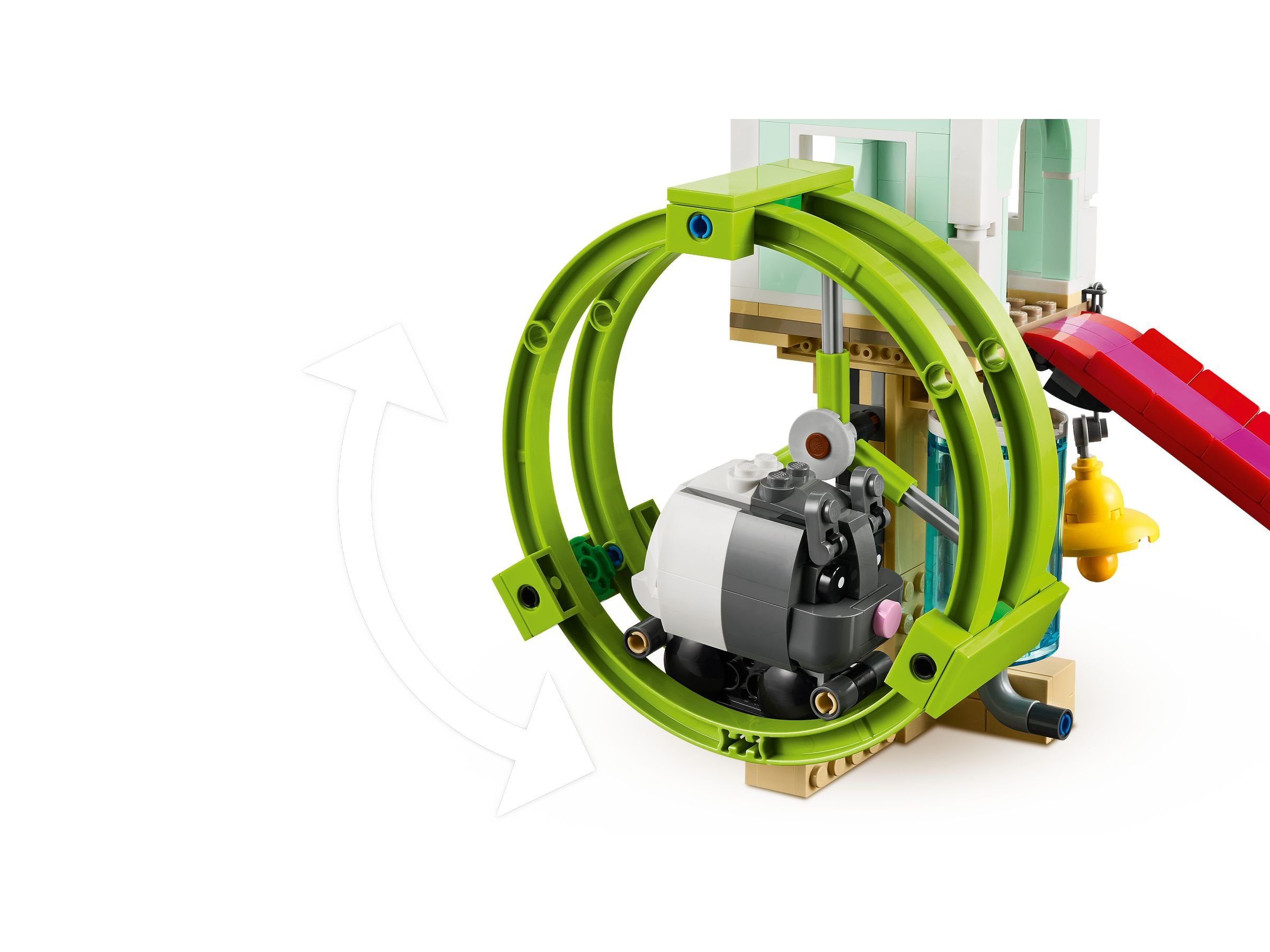 Set Lego con un panda dentro una ruota verde. Sono presenti anche un edificio, uno scivolo rosso e una campana gialla.