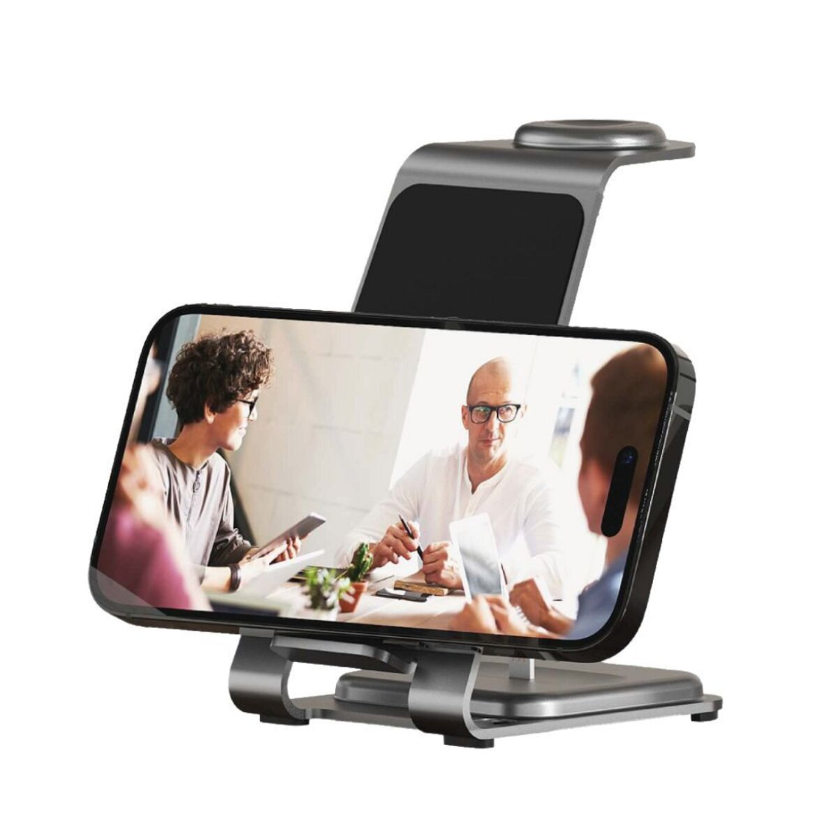 Ein Telefon auf einem Metallständer zeigt einen Videoanruf. Der Anruf zeigt Personen in einem Meeting. Der Ständer hat ein Ladepad.