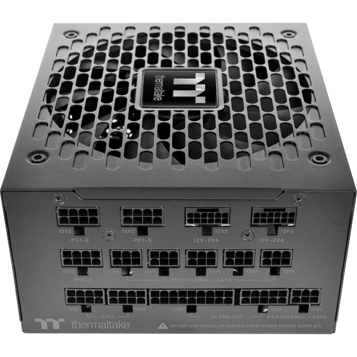 Ein schwarzes Thermaltake-Netzteil. Es hat mehrere Anschlüsse und eine gitterartige Oberseite zur Belüftung. Das Thermaltake-Logo ist sichtbar.