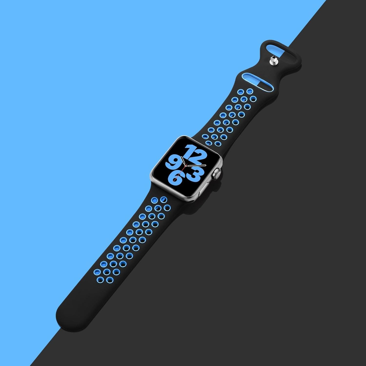 Eine Apple Watch mit einem schwarzen und blauen Armband. Das Zifferblatt zeigt die Uhrzeit. Der Hintergrund ist halb blau und halb schwarz.