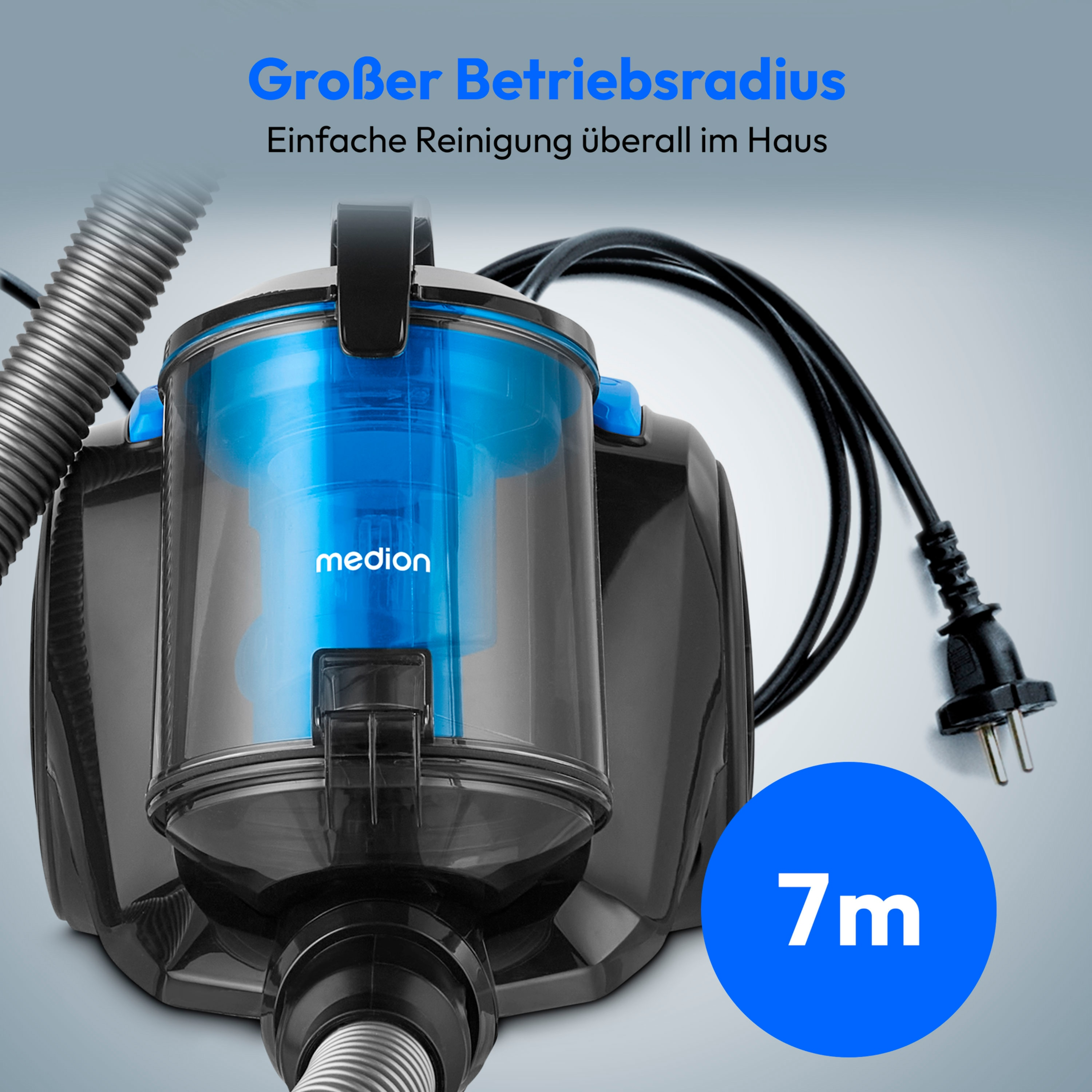 Ein schwarz-blauer Staubsauger mit Netzkabel und 7m Reichweitenanzeige auf blauem Kreis.